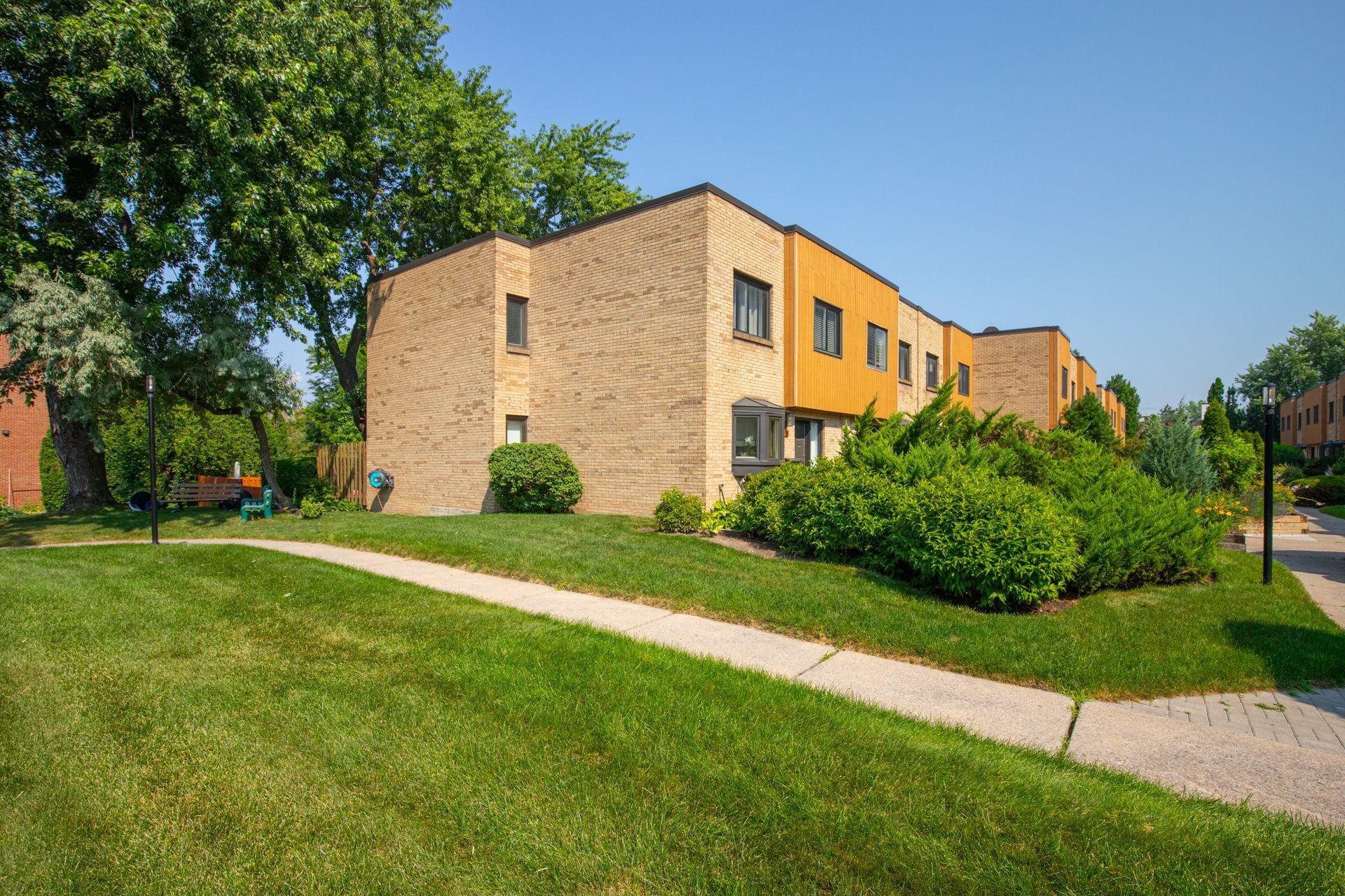 









118Z


Place de Fontainebleau

,
Saint-Lambert,




QC
J4S1X6

