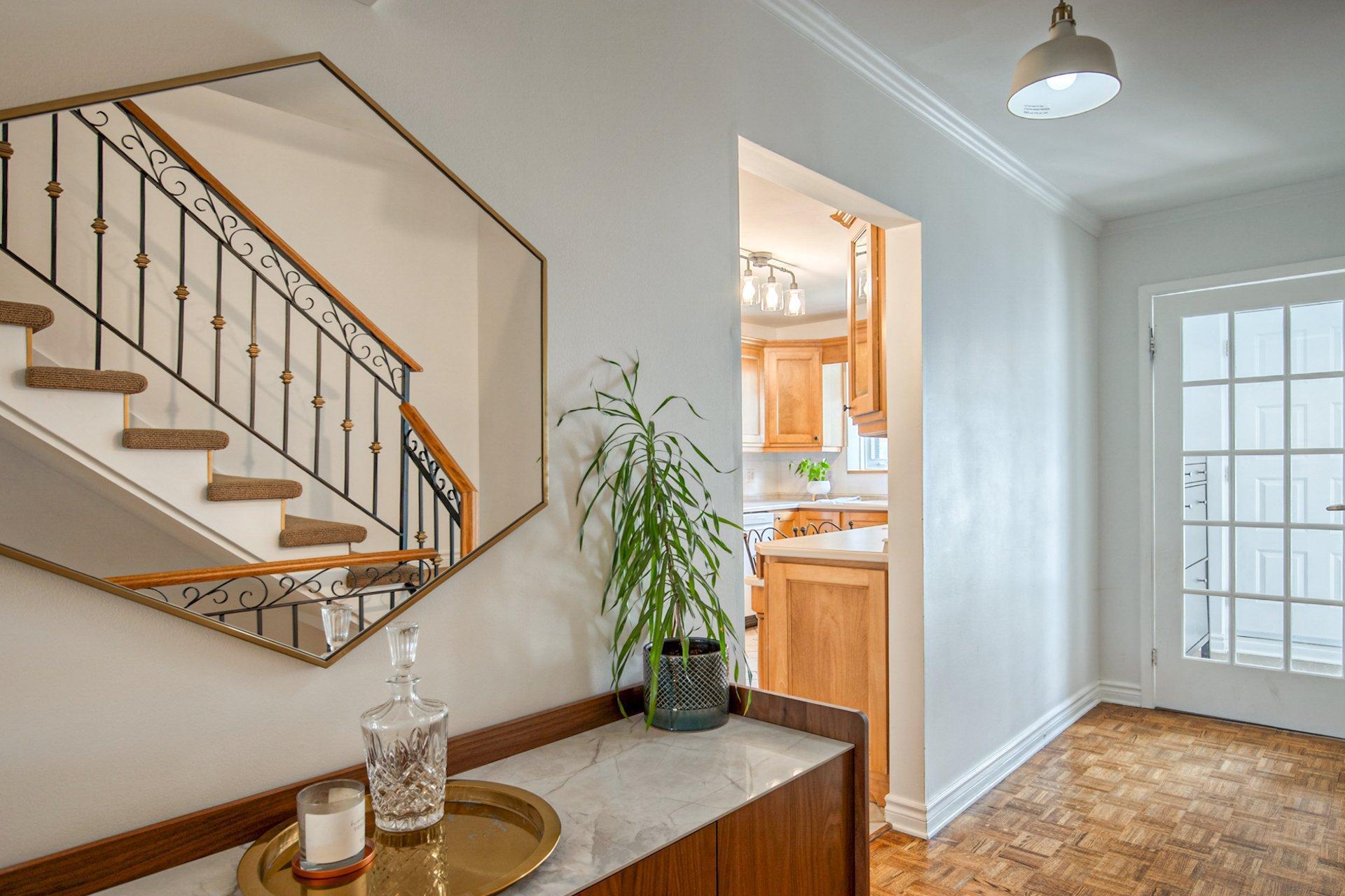









118Z


Place de Fontainebleau

,
Saint-Lambert,




QC
J4S1X6

