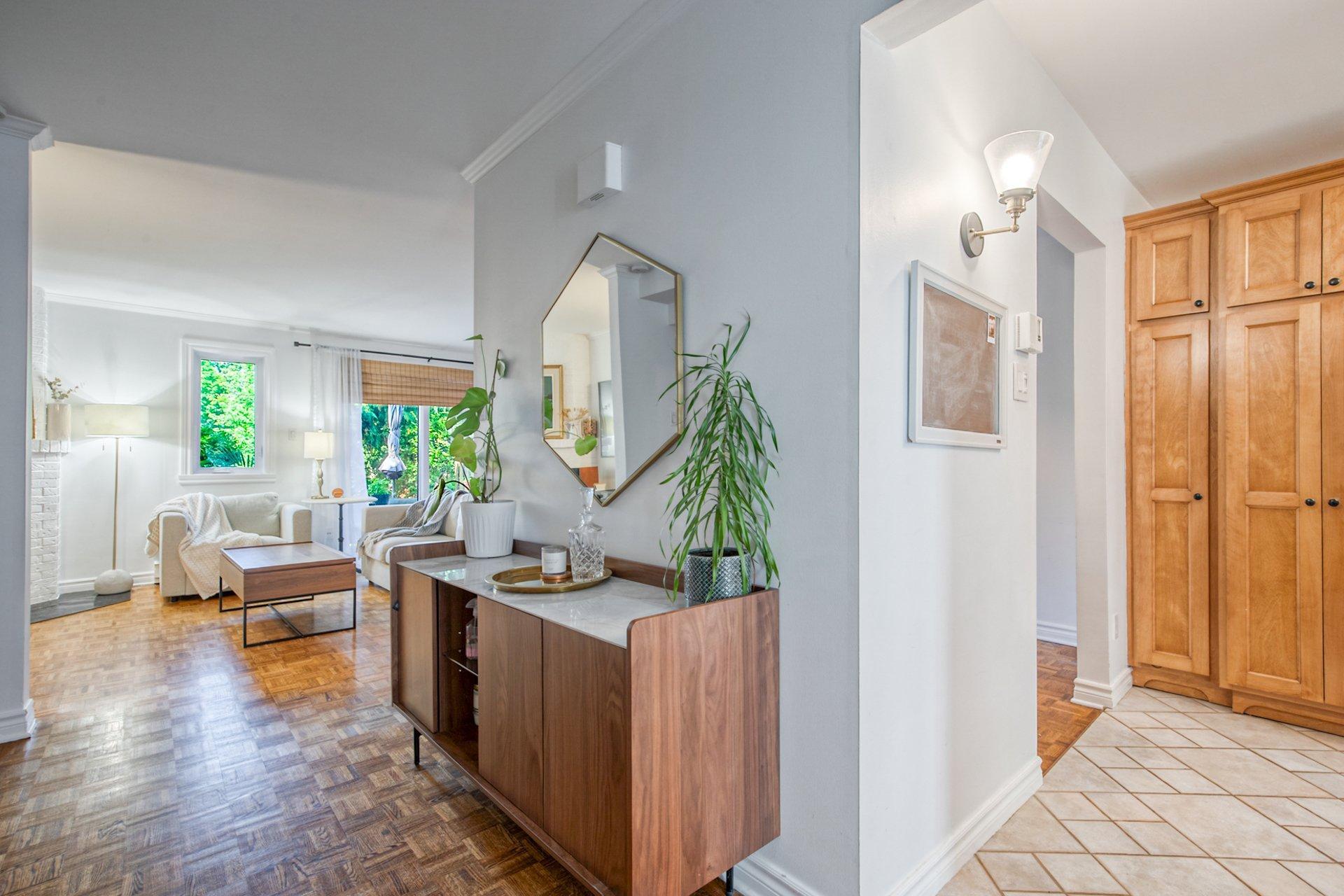 









118Z


Place de Fontainebleau

,
Saint-Lambert,




QC
J4S1X6

