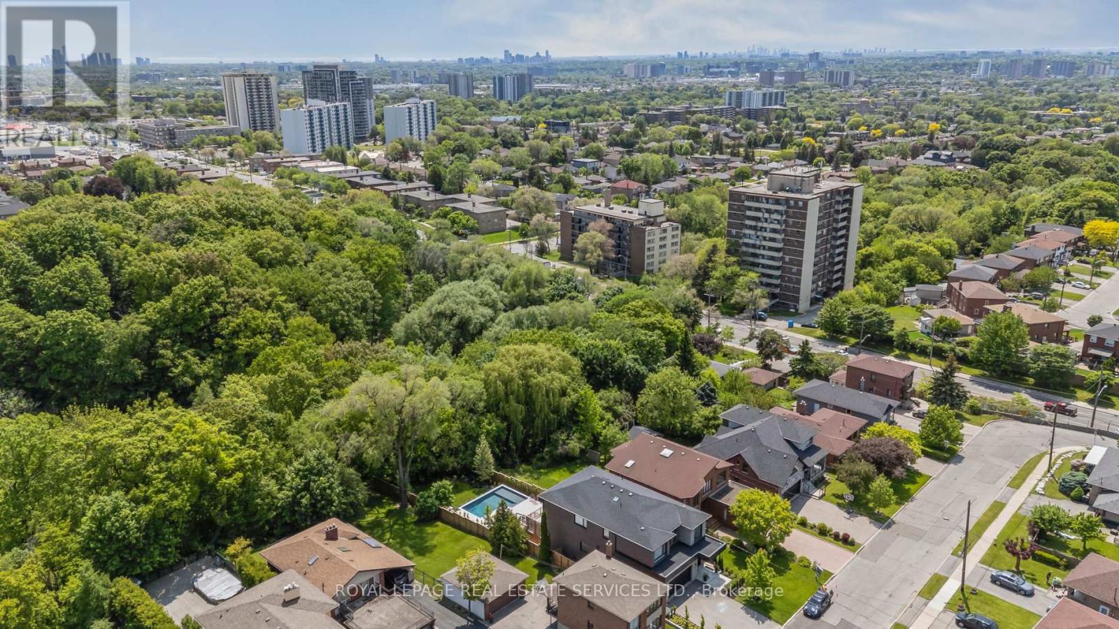 












28 CORNELIUS PARKWAY

,
Toronto,




Ontario
M6L2K3

