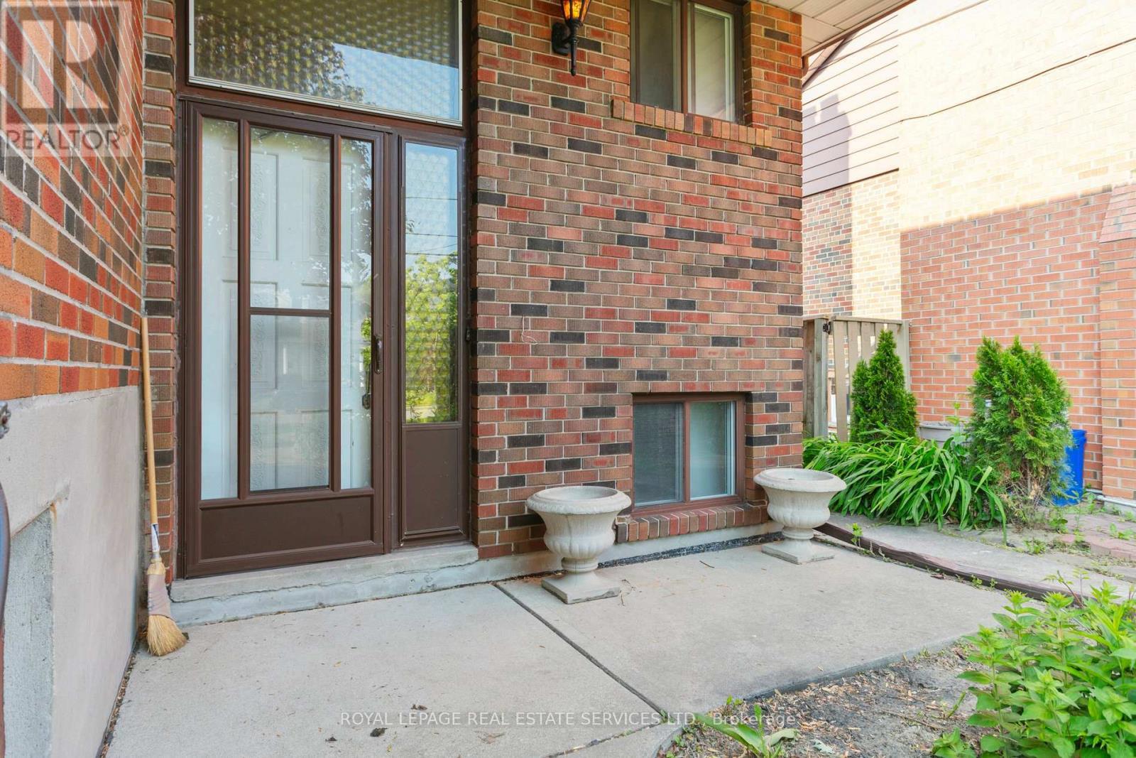 












28 CORNELIUS PARKWAY

,
Toronto,




Ontario
M6L2K3

