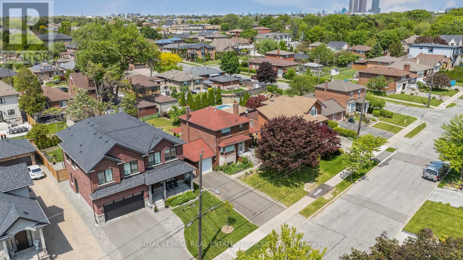 












28 CORNELIUS PARKWAY

,
Toronto,




Ontario
M6L2K3

