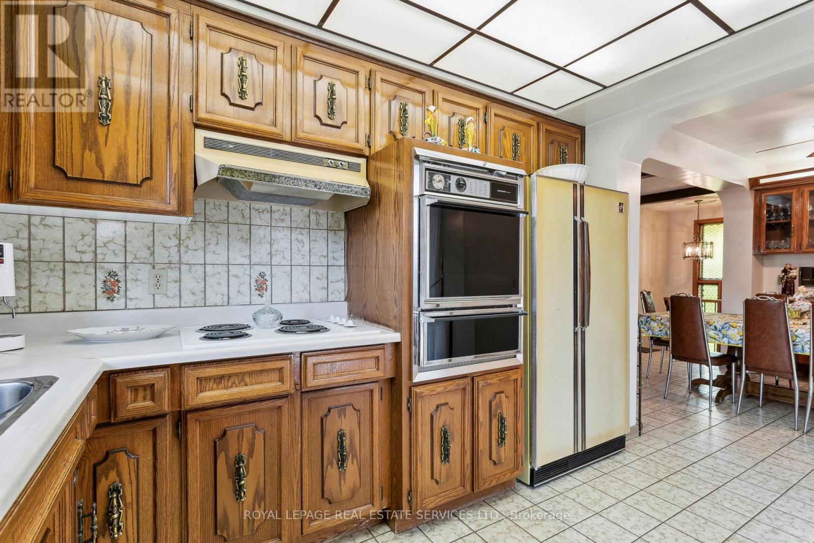 












28 CORNELIUS PARKWAY

,
Toronto,




Ontario
M6L2K3

