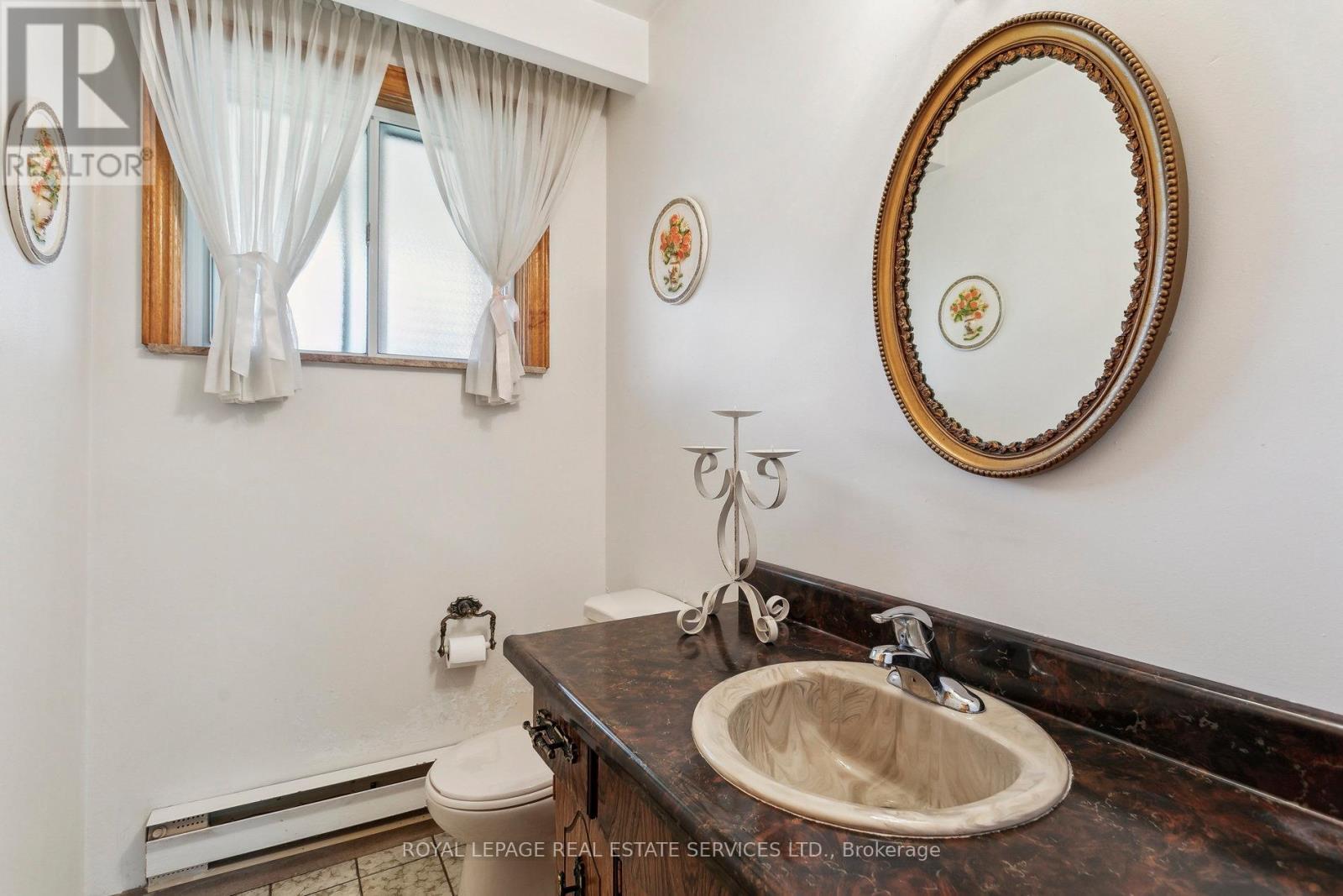 












28 CORNELIUS PARKWAY

,
Toronto,




Ontario
M6L2K3

