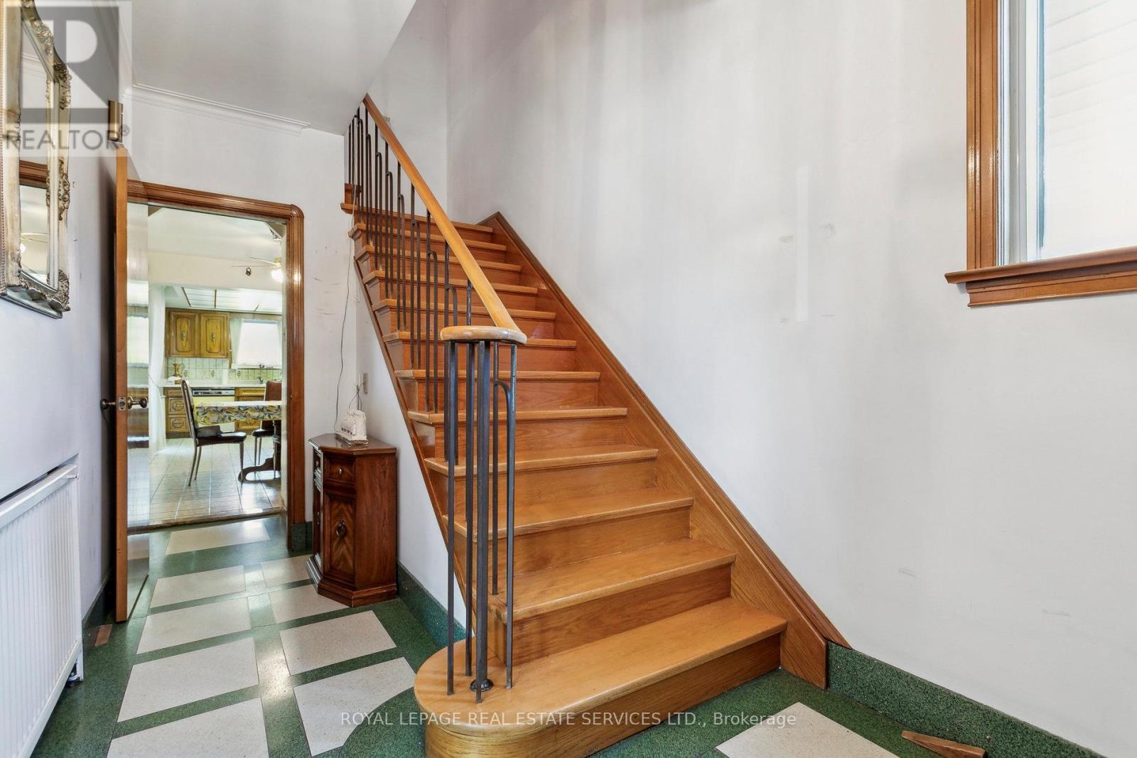 












28 CORNELIUS PARKWAY

,
Toronto,




Ontario
M6L2K3

