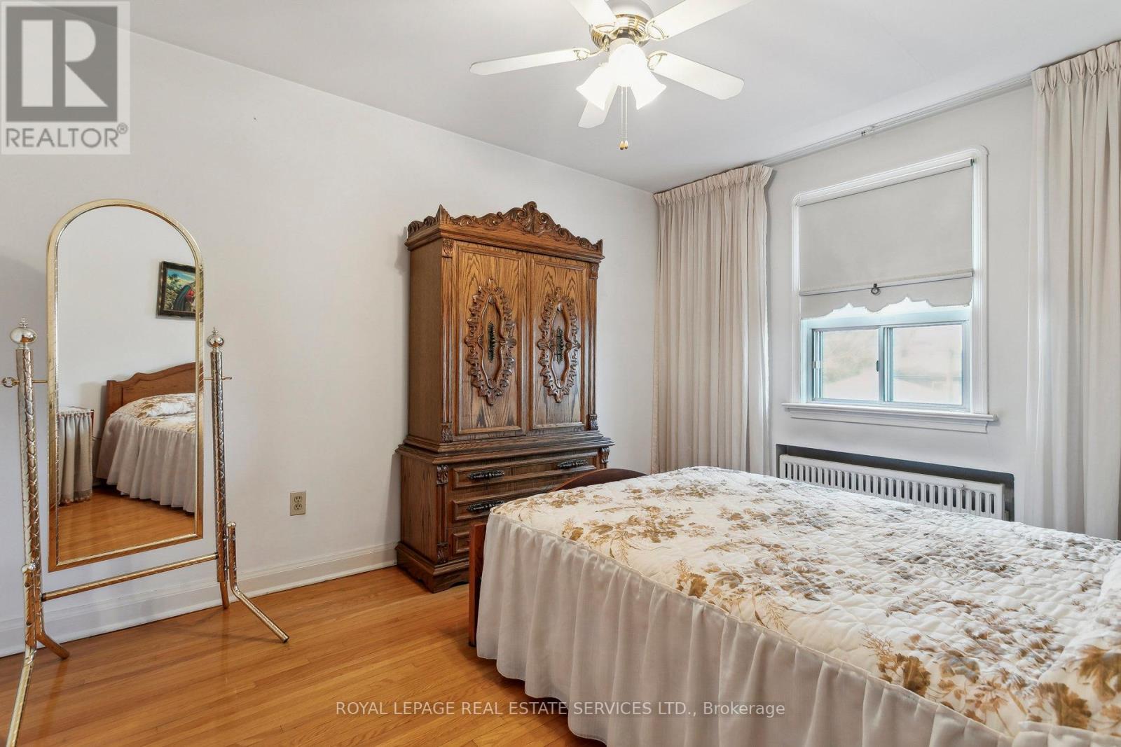 












28 CORNELIUS PARKWAY

,
Toronto,




Ontario
M6L2K3

