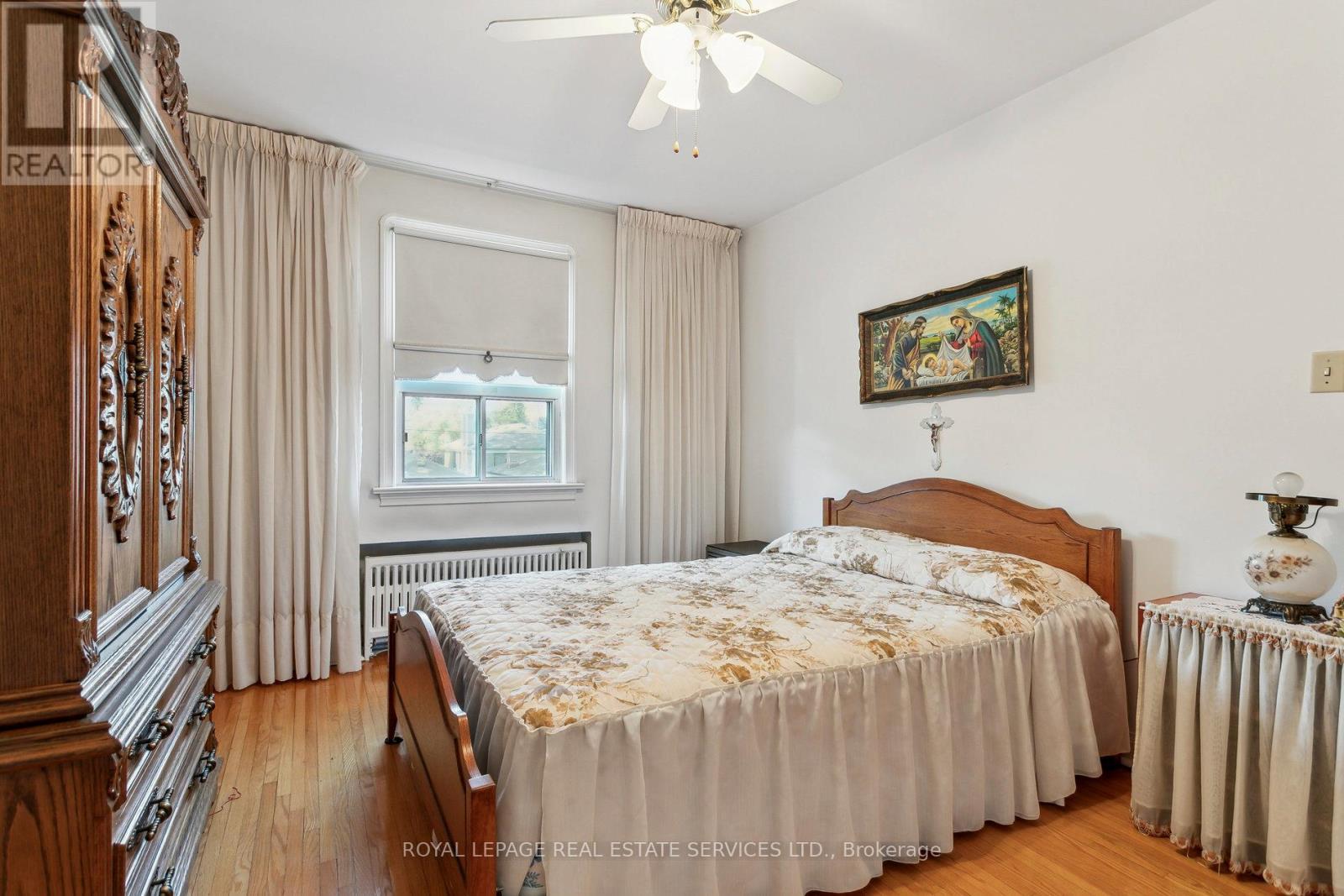 












28 CORNELIUS PARKWAY

,
Toronto,




Ontario
M6L2K3

