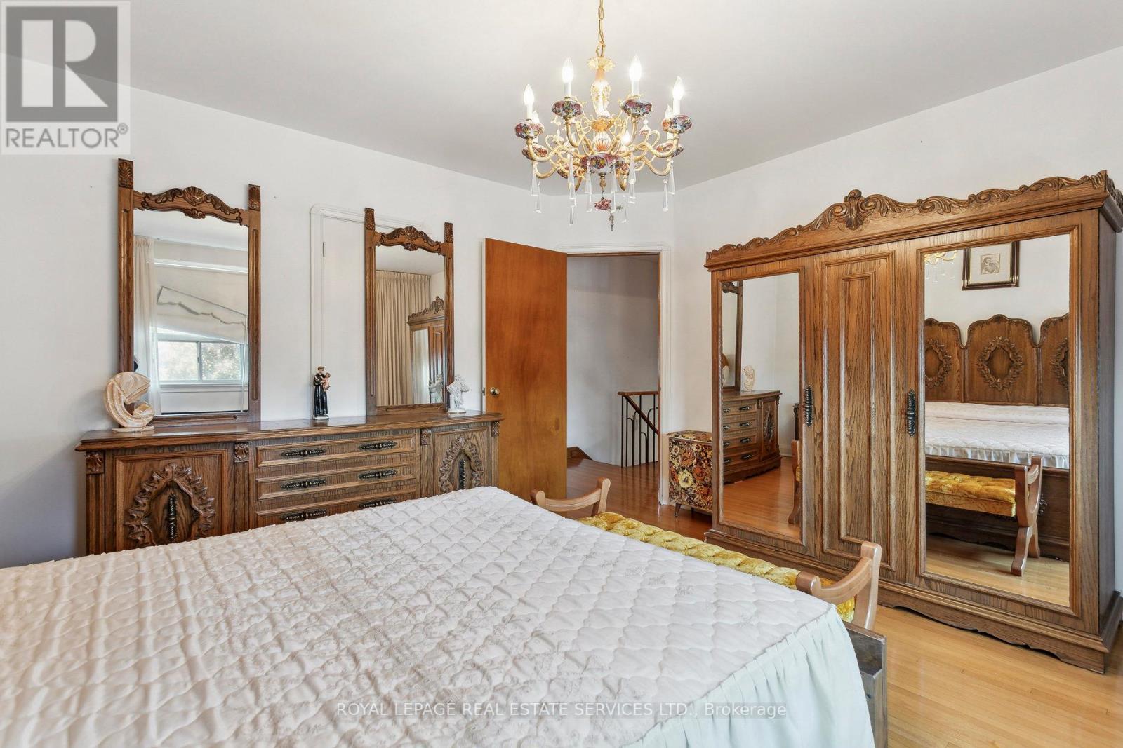 












28 CORNELIUS PARKWAY

,
Toronto,




Ontario
M6L2K3

