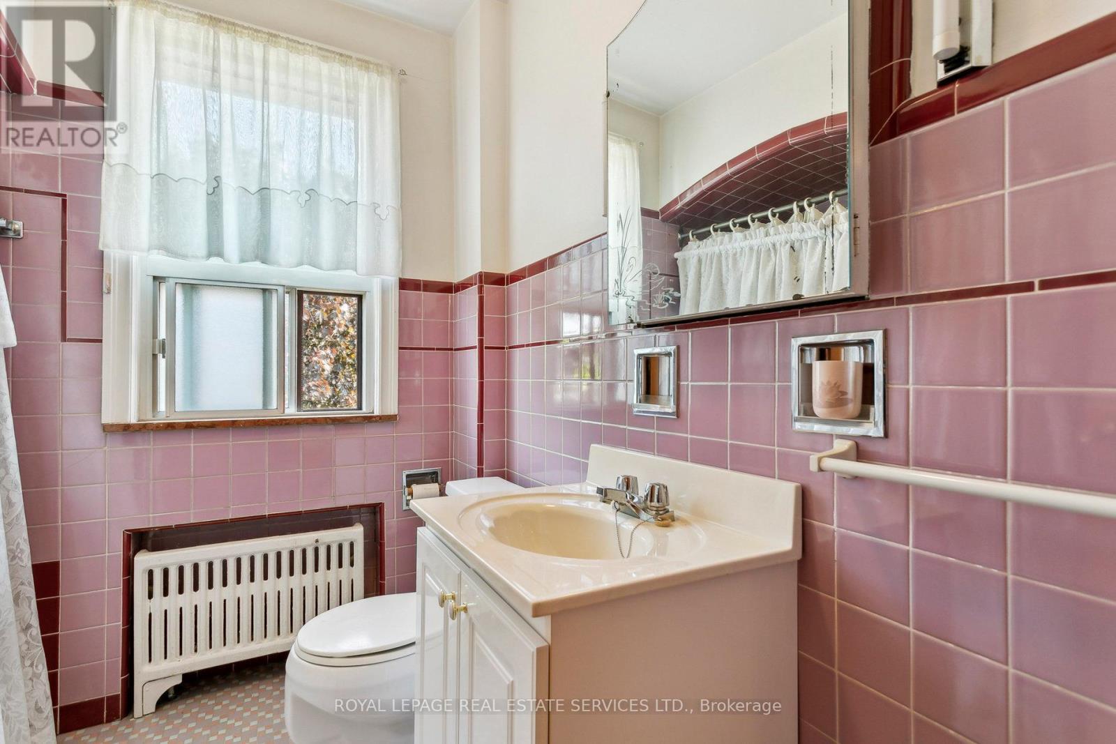 












28 CORNELIUS PARKWAY

,
Toronto,




Ontario
M6L2K3

