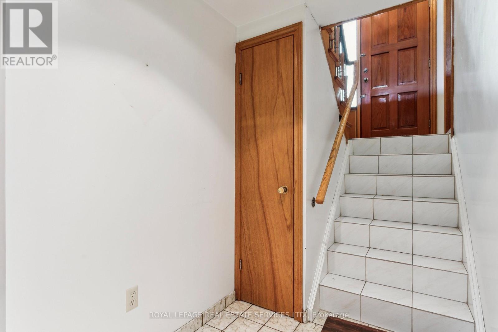 












28 CORNELIUS PARKWAY

,
Toronto,




Ontario
M6L2K3

