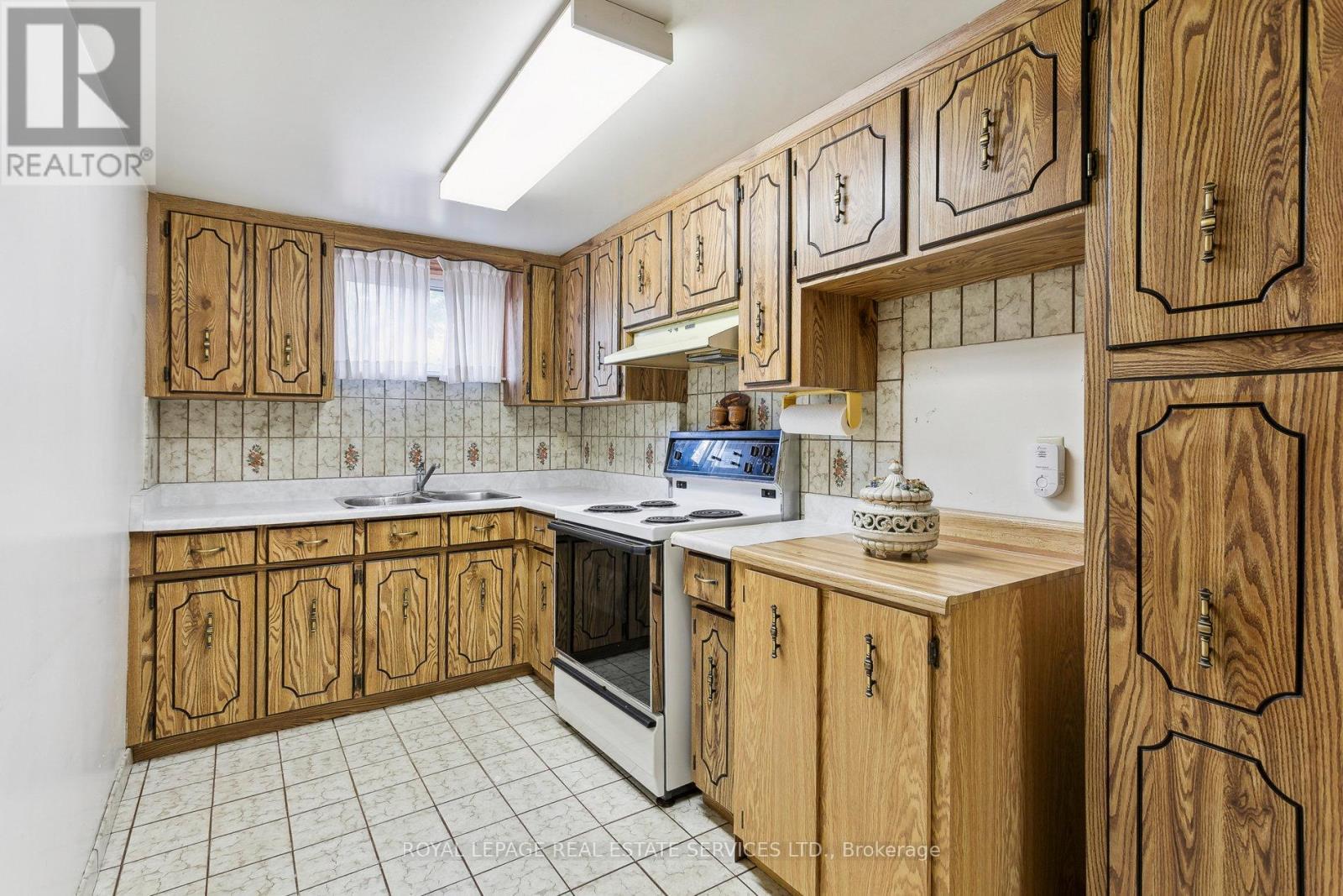 












28 CORNELIUS PARKWAY

,
Toronto,




Ontario
M6L2K3

