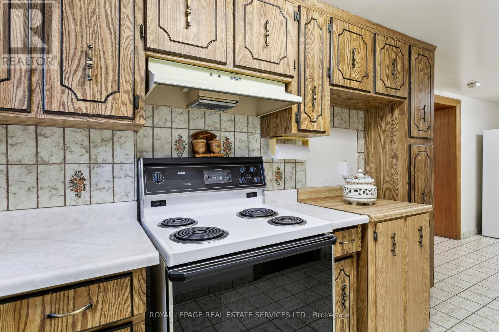 












28 CORNELIUS PARKWAY

,
Toronto,




Ontario
M6L2K3

