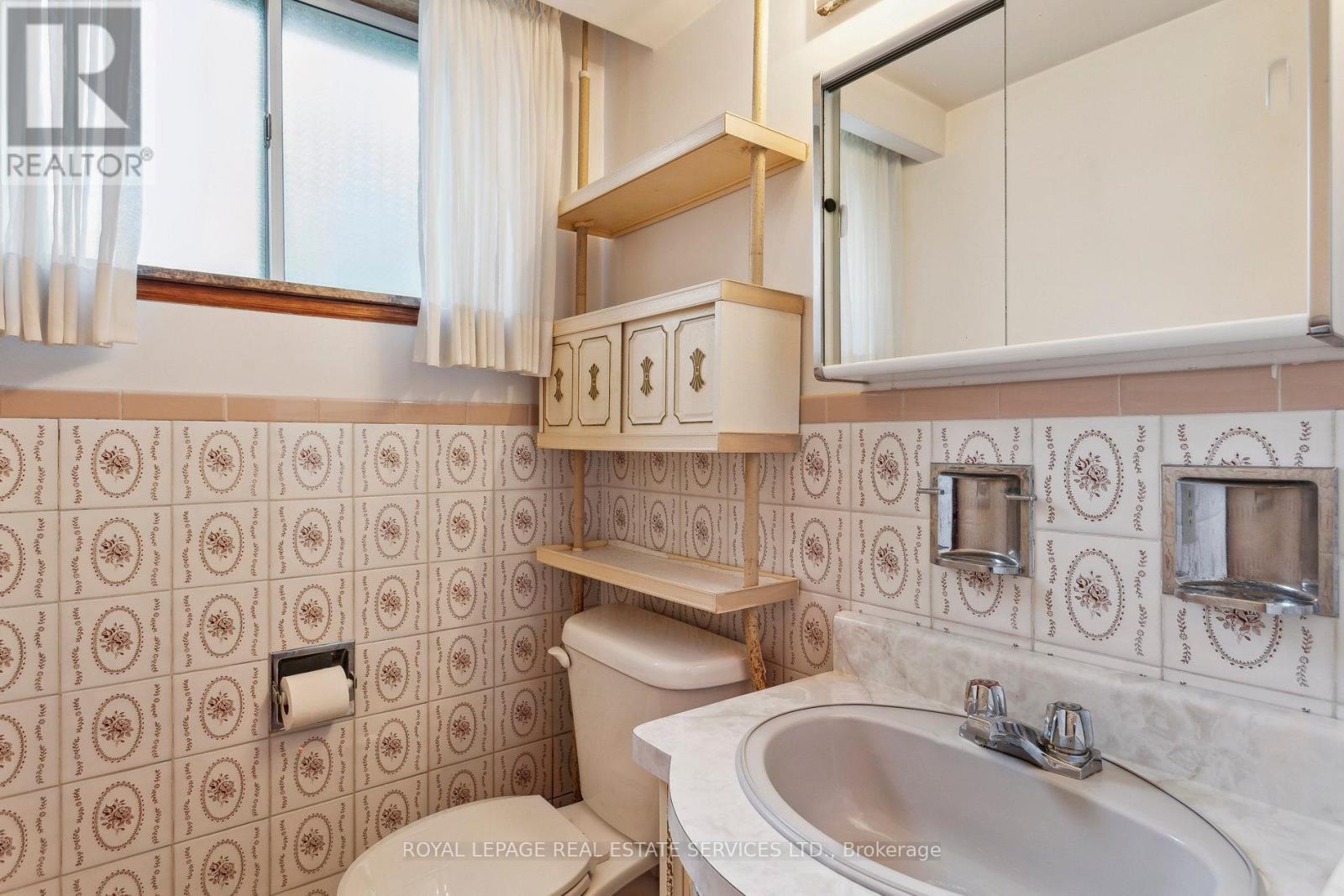 












28 CORNELIUS PARKWAY

,
Toronto,




Ontario
M6L2K3

