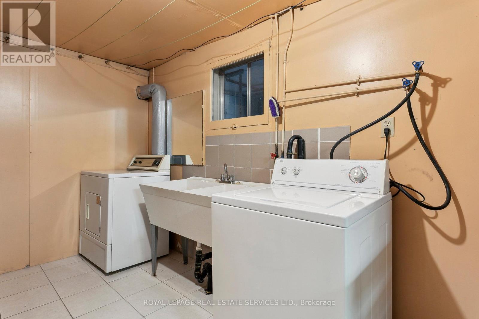 












28 CORNELIUS PARKWAY

,
Toronto,




Ontario
M6L2K3

