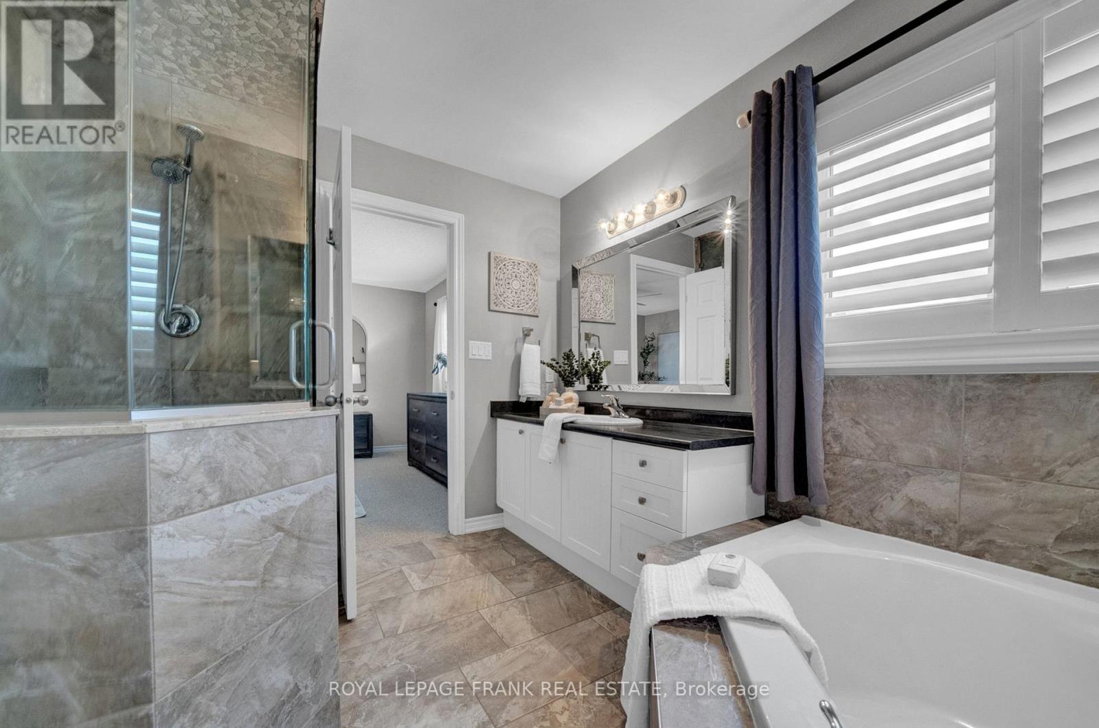 












11 GORDON COWLING STREET

,
Clarington (Courtice),




Ontario
L1E0G7

