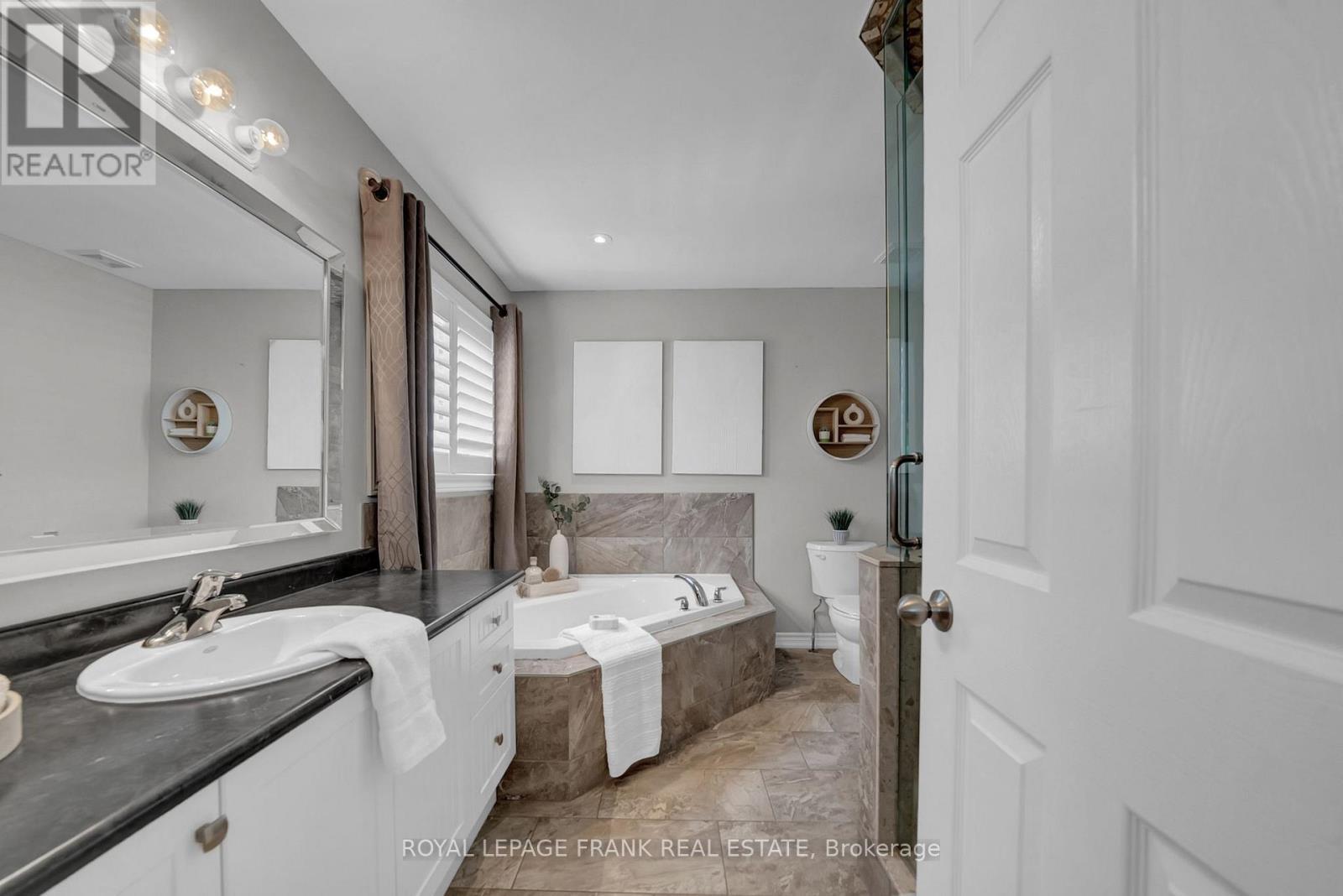 












11 GORDON COWLING STREET

,
Clarington (Courtice),




Ontario
L1E0G7


