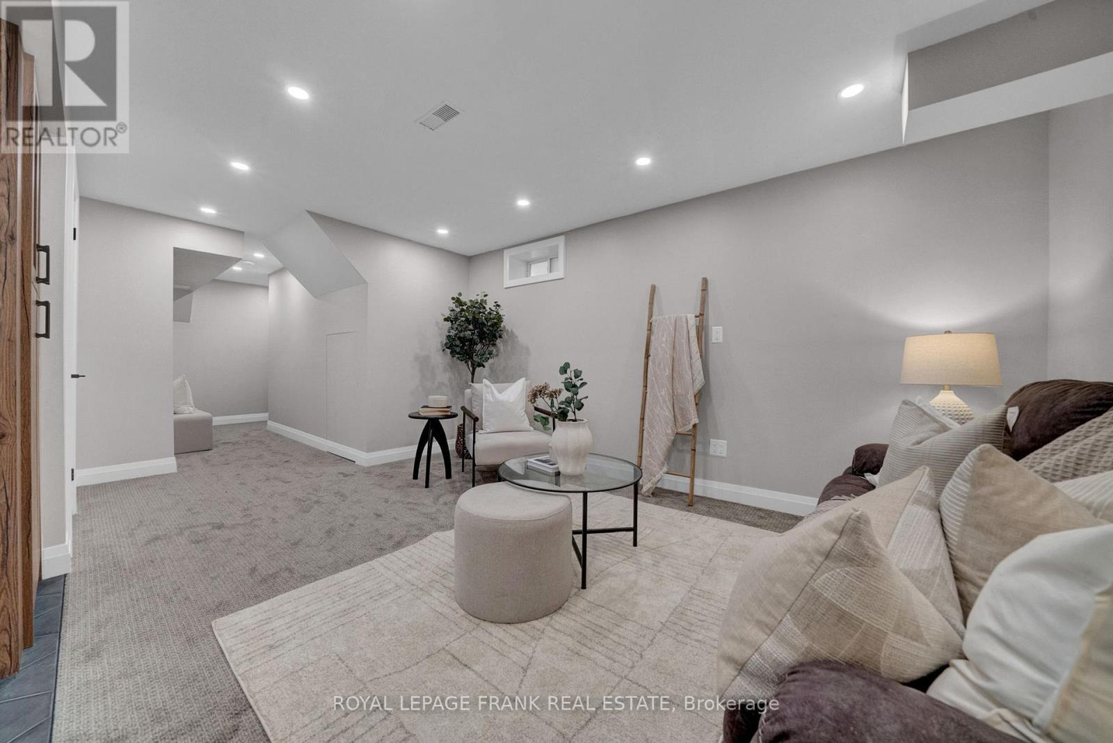 












11 GORDON COWLING STREET

,
Clarington (Courtice),




Ontario
L1E0G7

