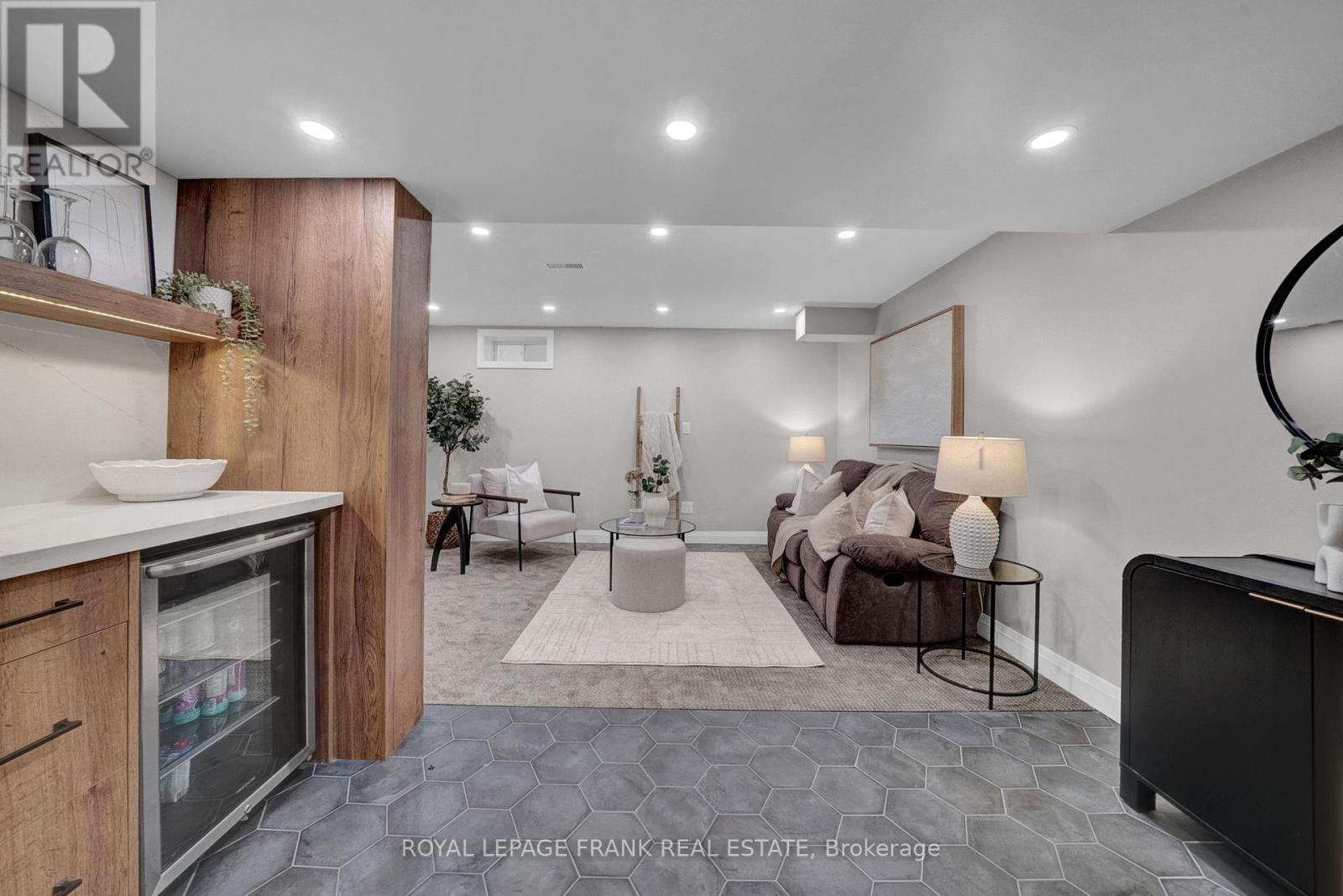 












11 GORDON COWLING STREET

,
Clarington (Courtice),




Ontario
L1E0G7

