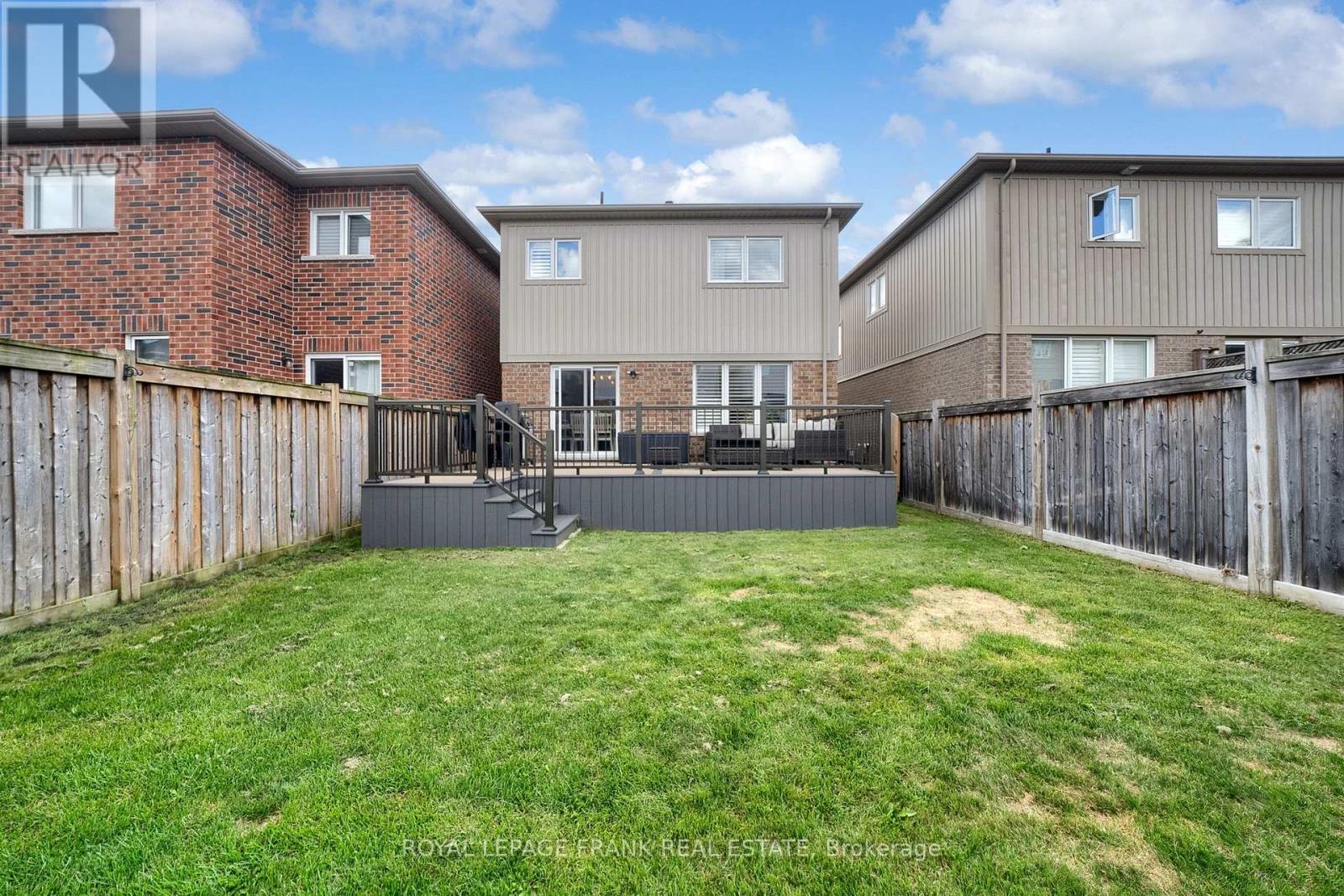 












11 GORDON COWLING STREET

,
Clarington (Courtice),




Ontario
L1E0G7


