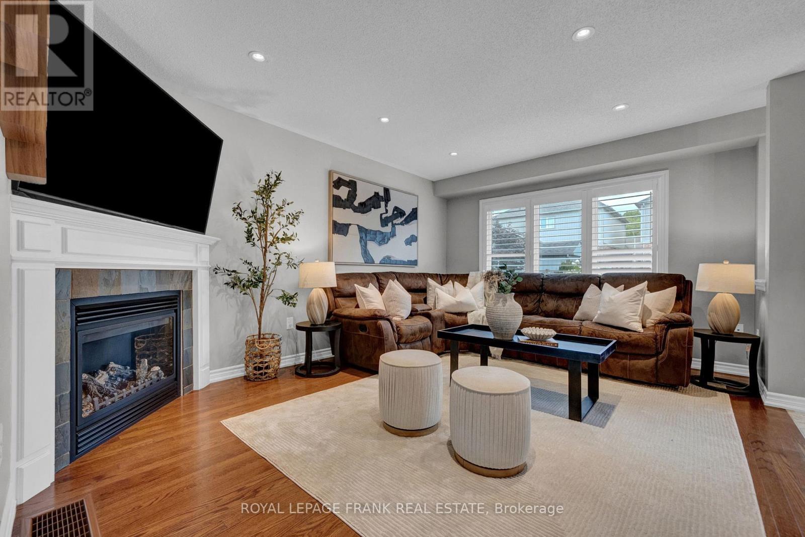 












11 GORDON COWLING STREET

,
Clarington (Courtice),




Ontario
L1E0G7


