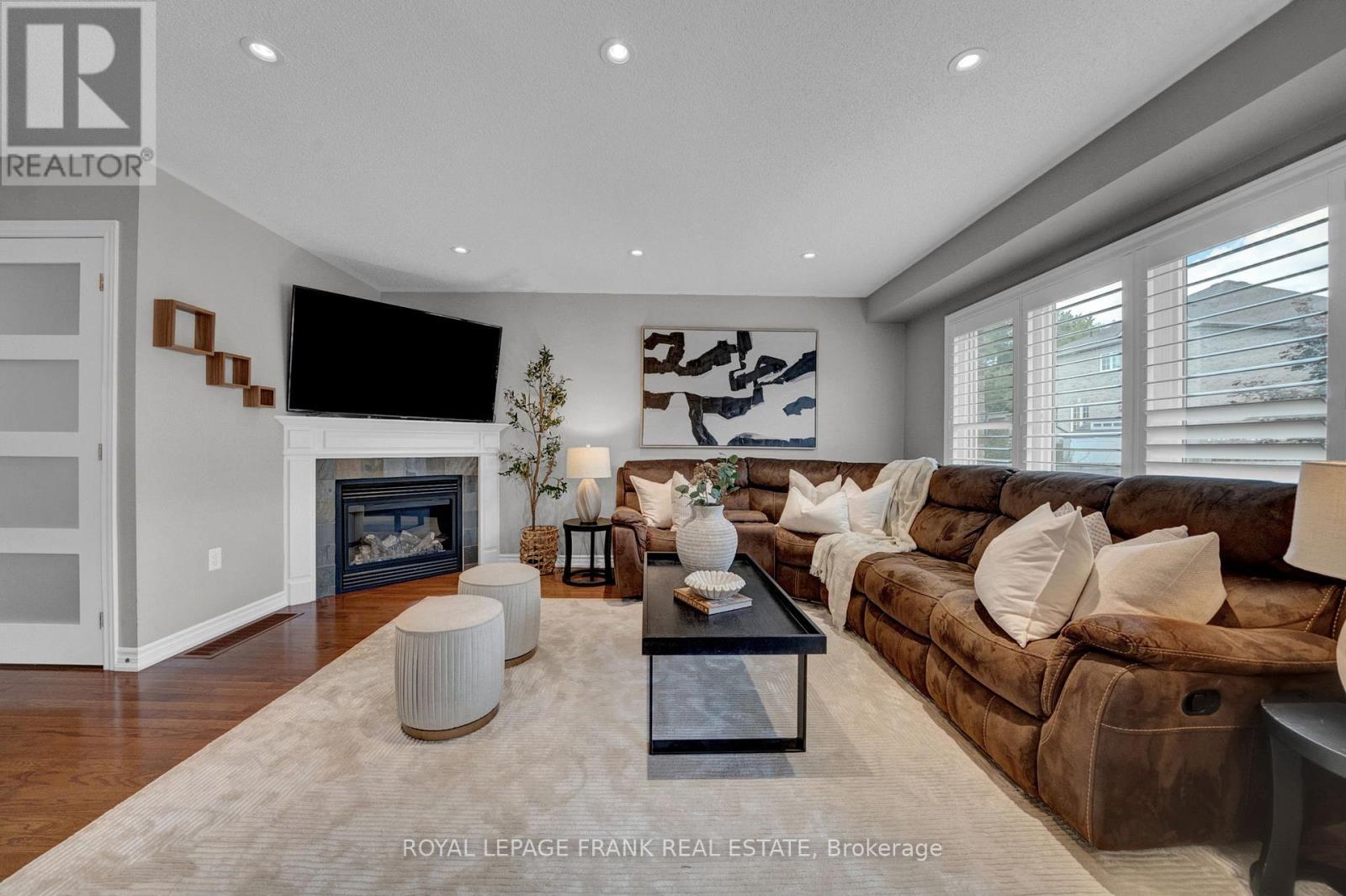 












11 GORDON COWLING STREET

,
Clarington (Courtice),




Ontario
L1E0G7

