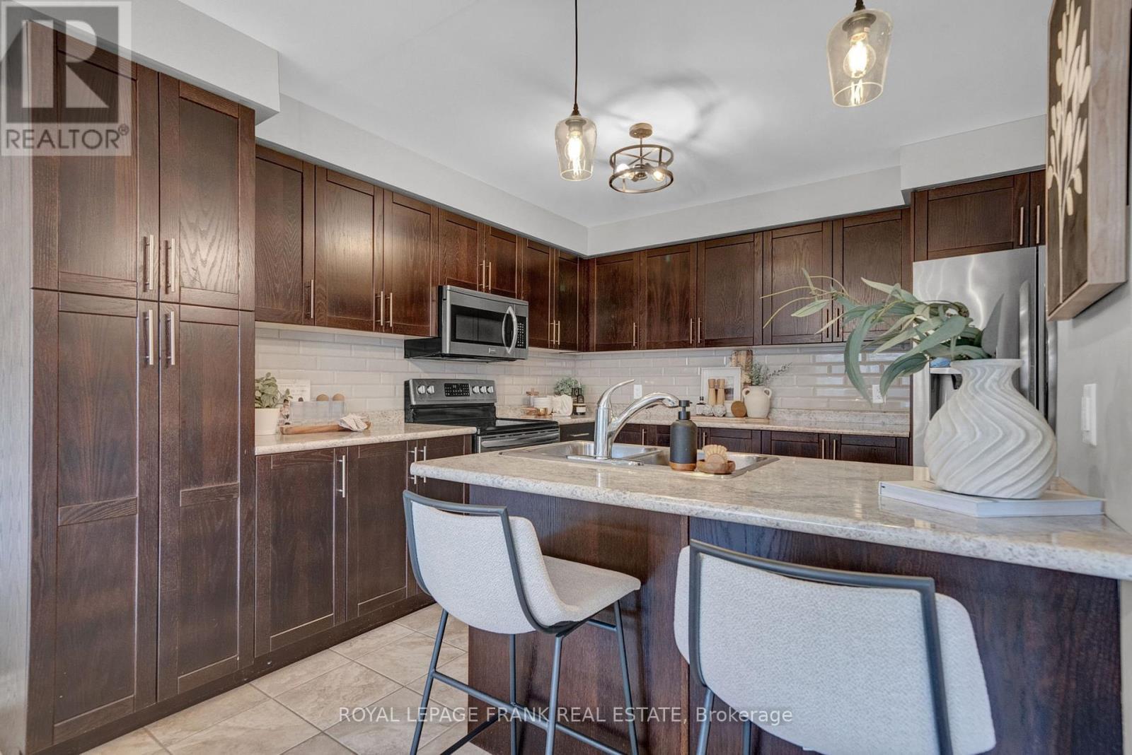 












11 GORDON COWLING STREET

,
Clarington (Courtice),




Ontario
L1E0G7

