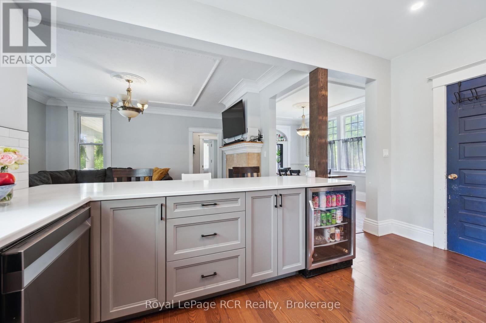 












308 FERGUS N

,
Wellington North (Mount Forest),




Ontario
N0G2L2

