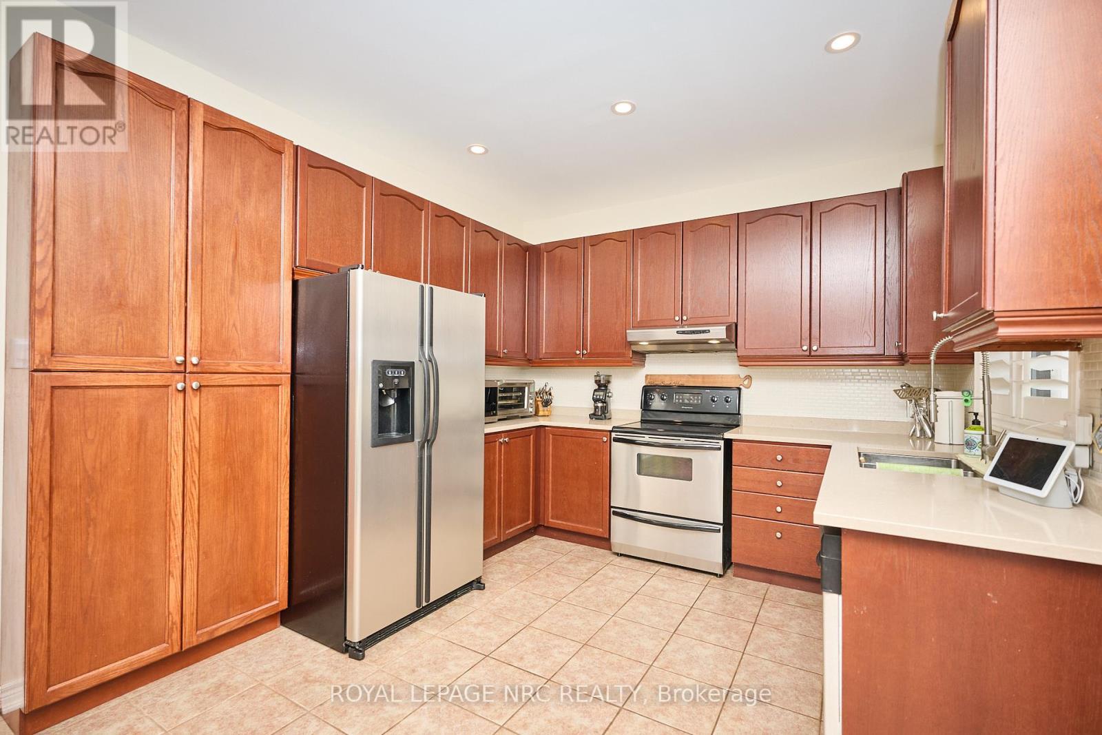 












27 GOLDEYE DRIVE

,
Hamilton (Winona Park),




Ontario
L8E6C2

