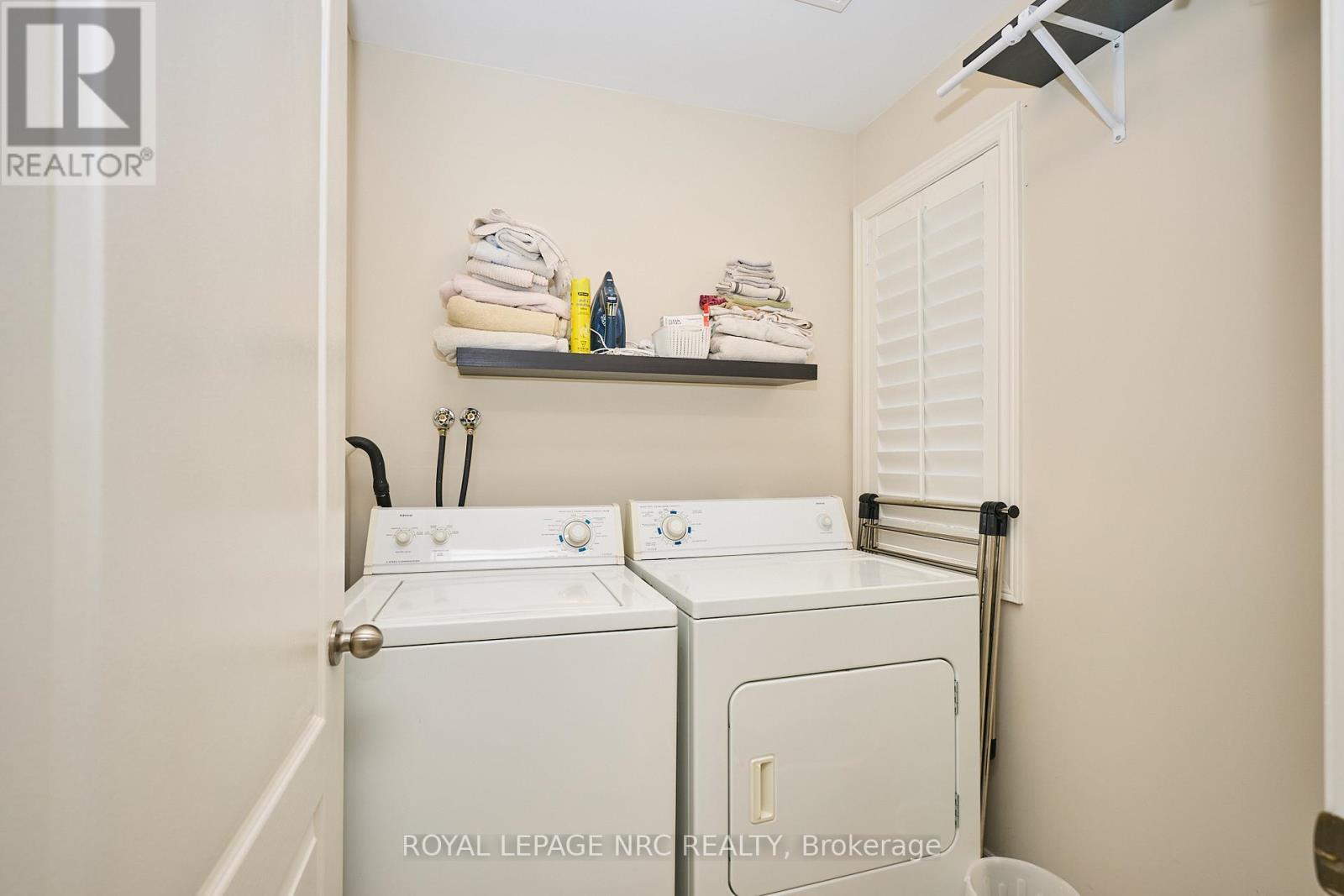 












27 GOLDEYE DRIVE

,
Hamilton (Winona Park),




Ontario
L8E6C2

