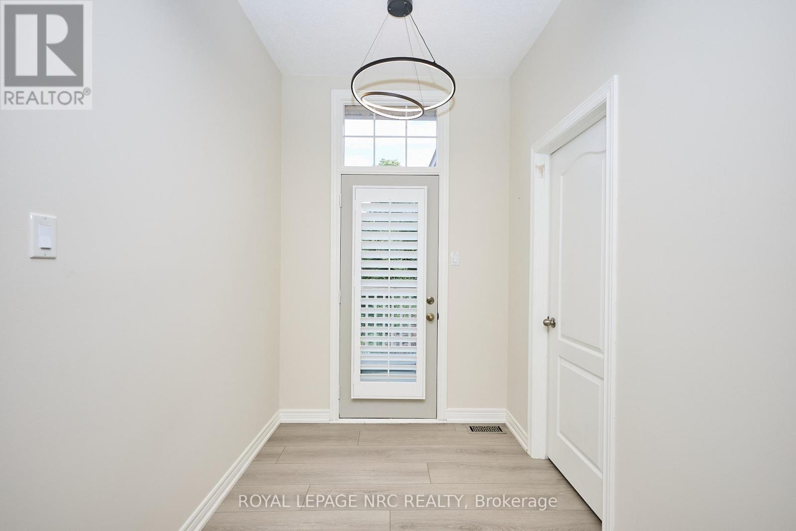 












27 GOLDEYE DRIVE

,
Hamilton (Winona Park),




Ontario
L8E6C2

