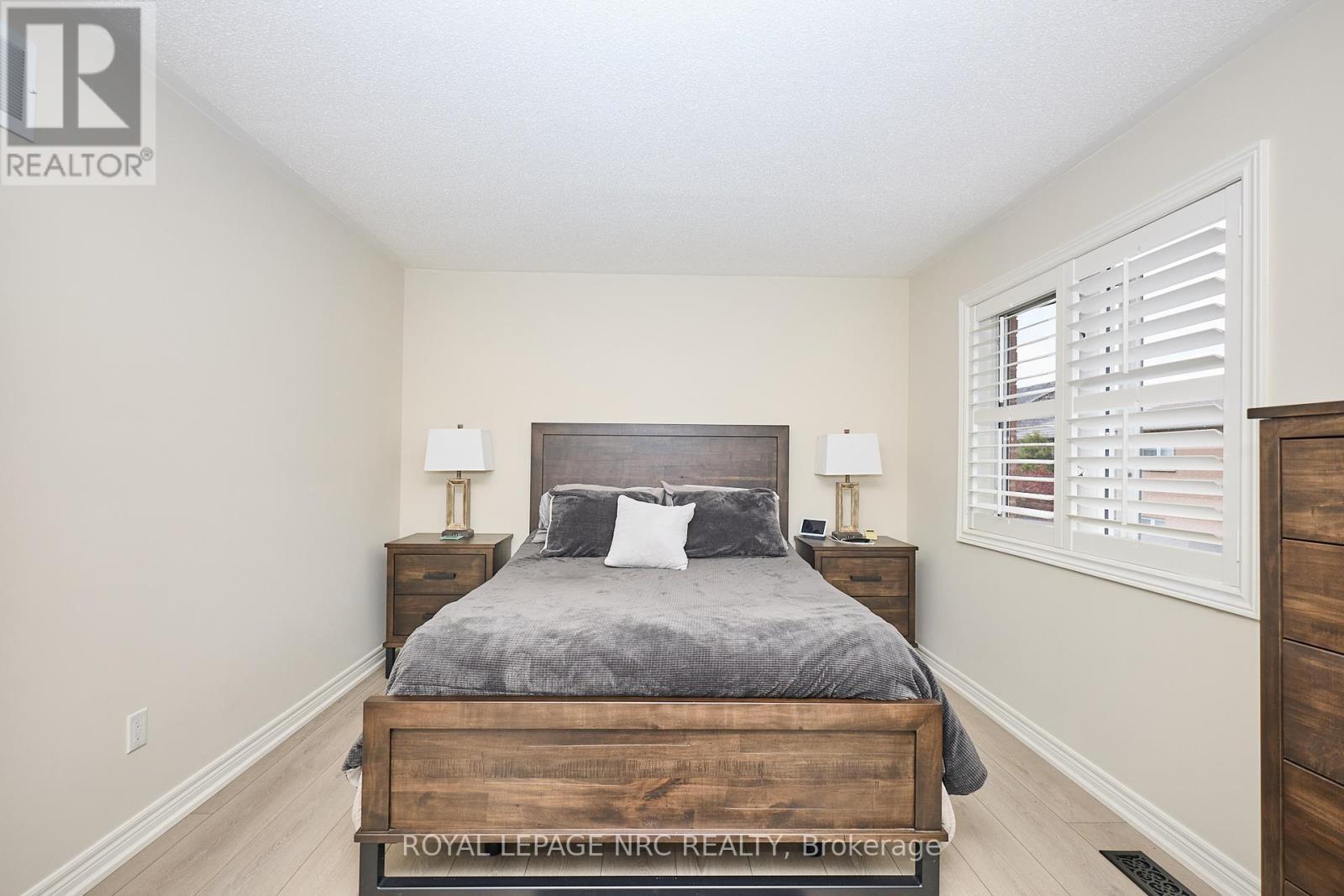 












27 GOLDEYE DRIVE

,
Hamilton (Winona Park),




Ontario
L8E6C2

