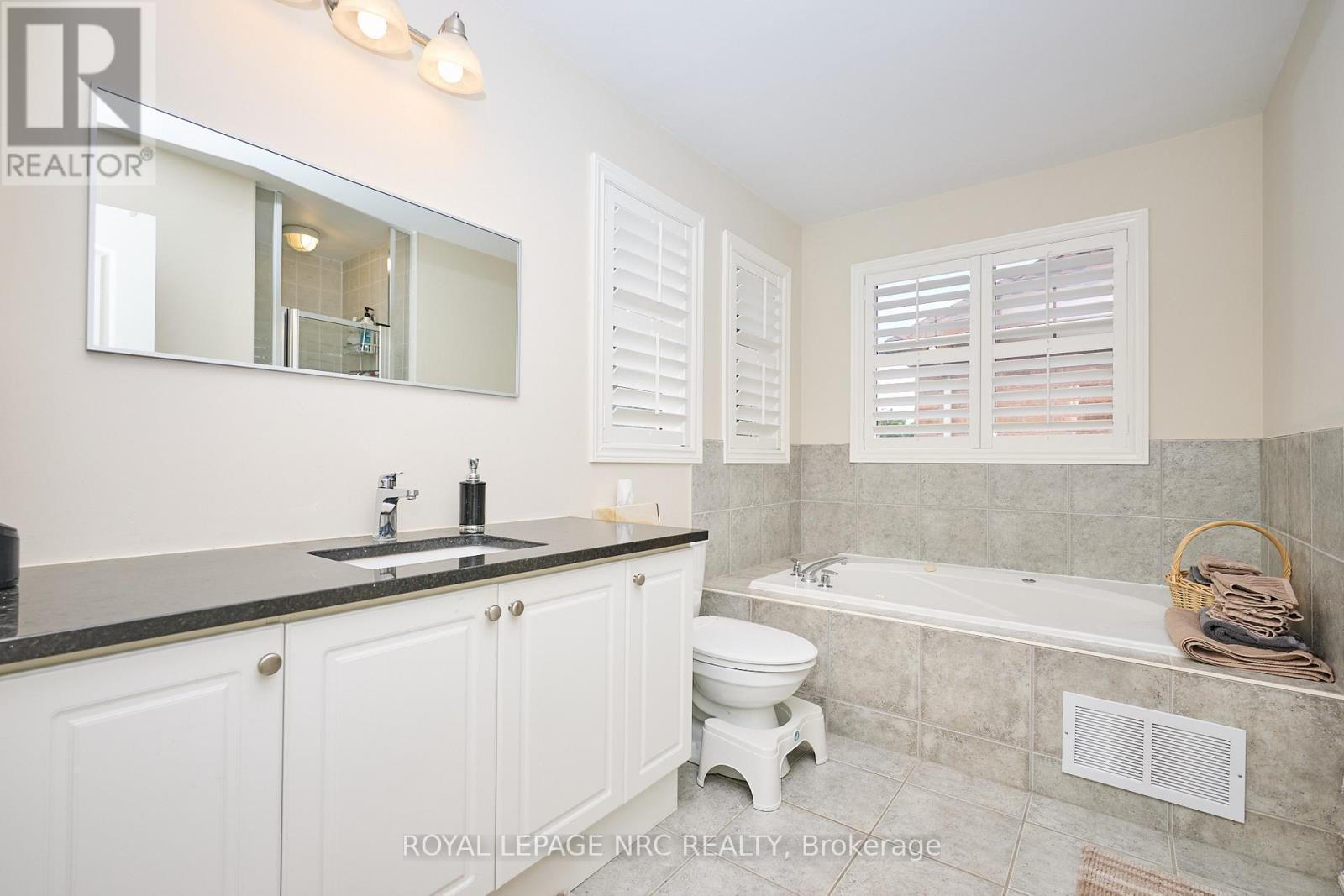 












27 GOLDEYE DRIVE

,
Hamilton (Winona Park),




Ontario
L8E6C2

