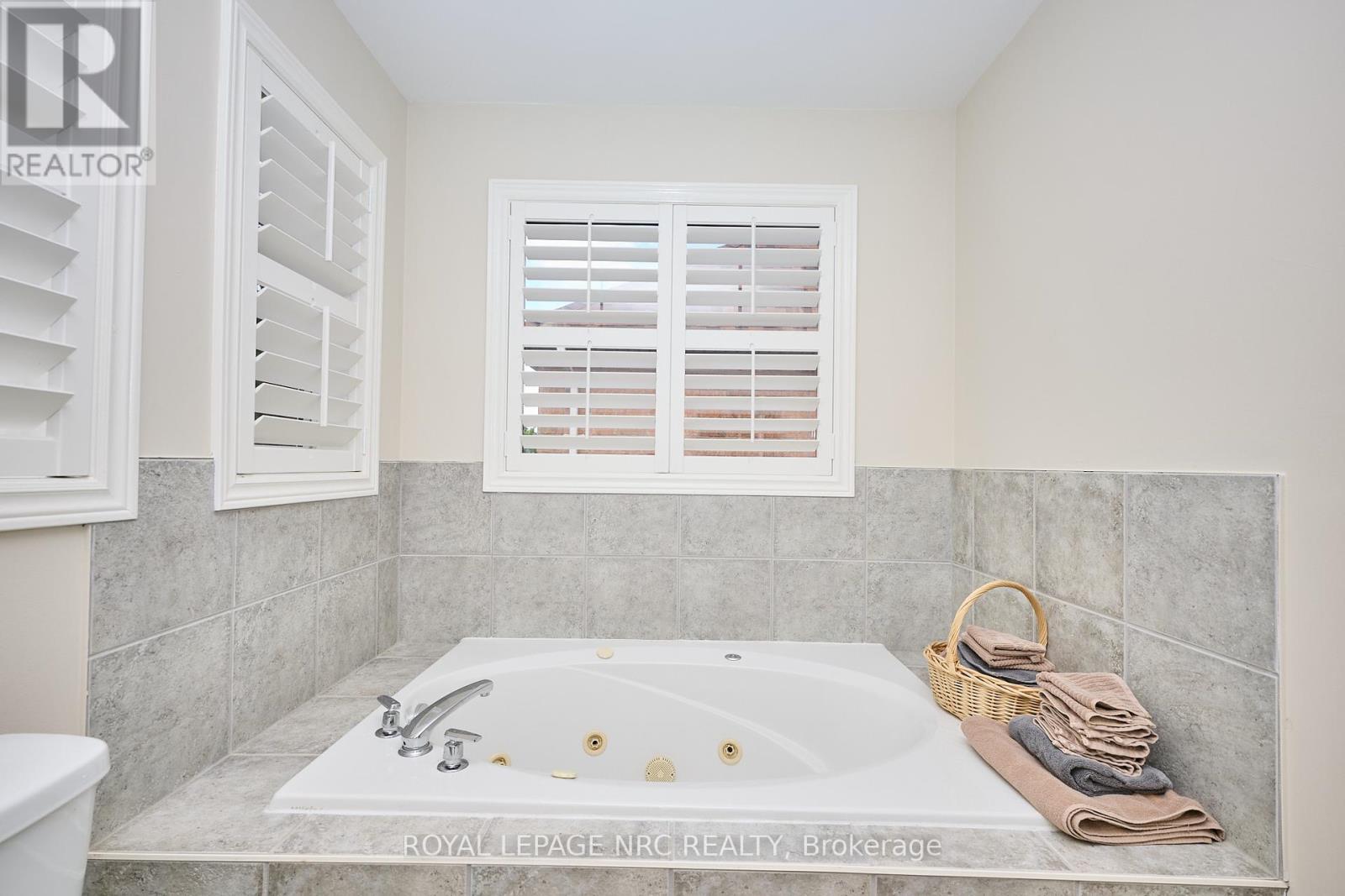 












27 GOLDEYE DRIVE

,
Hamilton (Winona Park),




Ontario
L8E6C2

