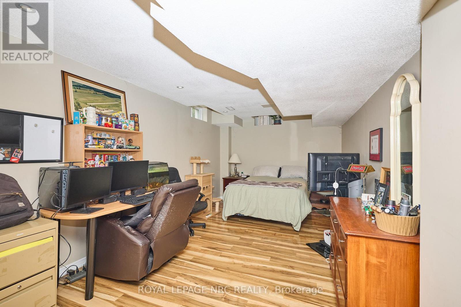 












27 GOLDEYE DRIVE

,
Hamilton (Winona Park),




Ontario
L8E6C2

