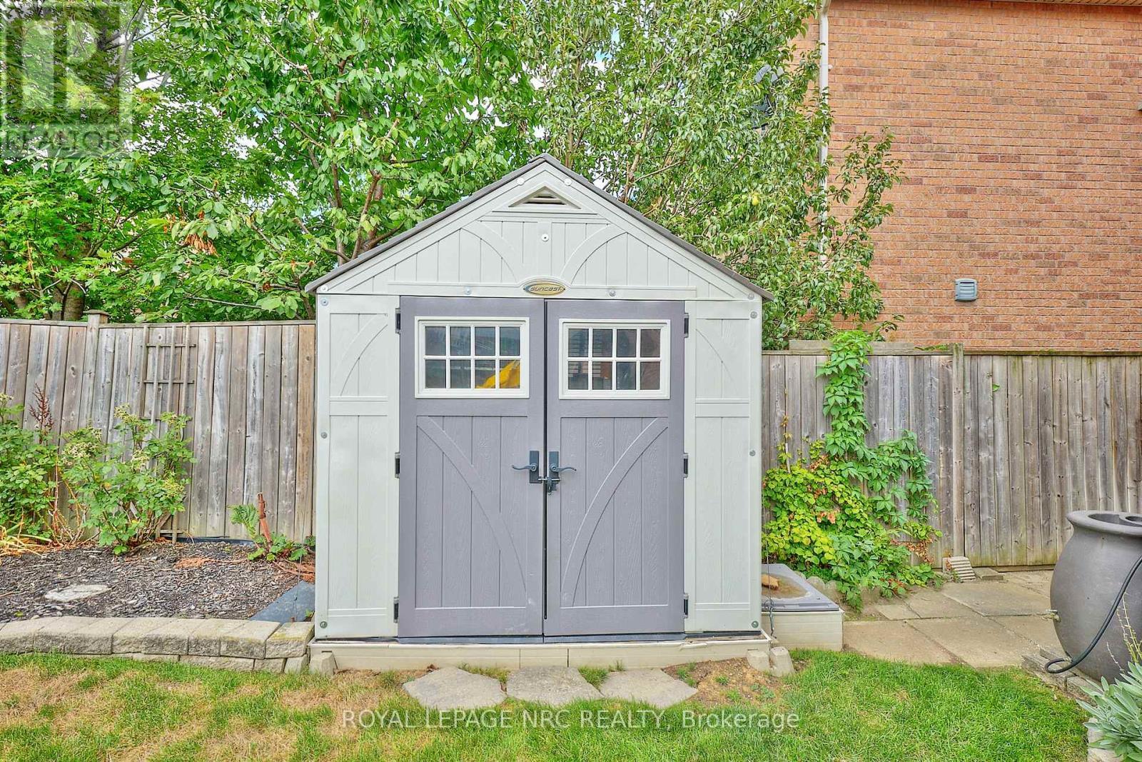 












27 GOLDEYE DRIVE

,
Hamilton (Winona Park),




Ontario
L8E6C2

