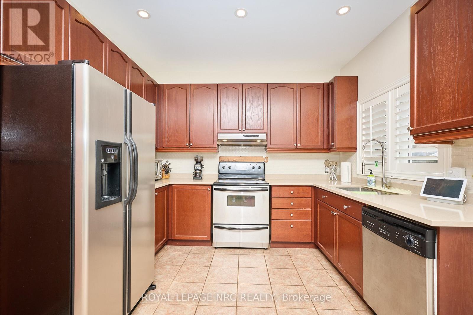 












27 GOLDEYE DRIVE

,
Hamilton (Winona Park),




Ontario
L8E6C2

