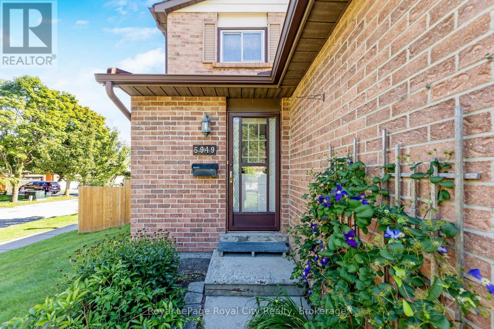 












5949 PAGOSA COURT

,
Mississauga (Streetsville),




Ontario
L5M2M8

