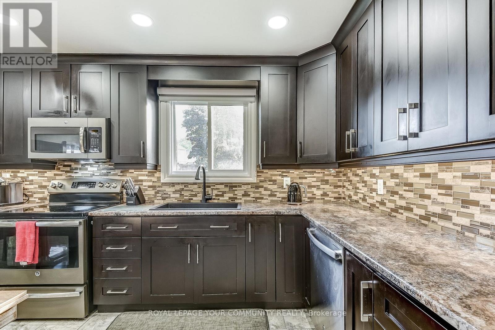 












38 GAINSBOROUGH ROAD

,
Brampton,




Ontario
L6S1X1

