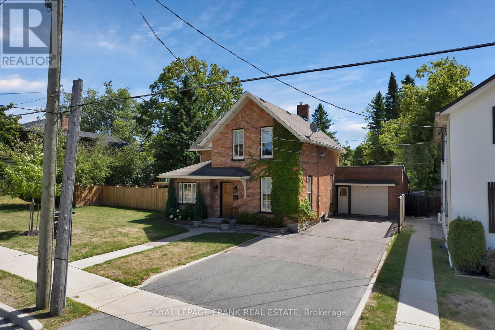 












5 GLENELG STREET E

,
Kawartha Lakes (Lindsay),




Ontario
K9V1Y5

