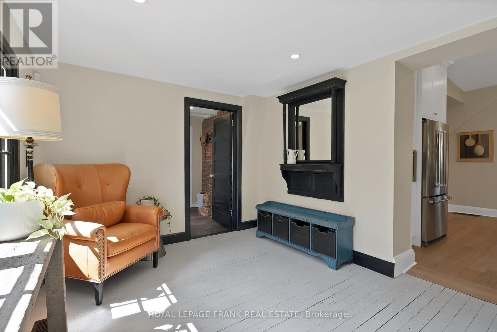 












5 GLENELG STREET E

,
Kawartha Lakes (Lindsay),




Ontario
K9V1Y5


