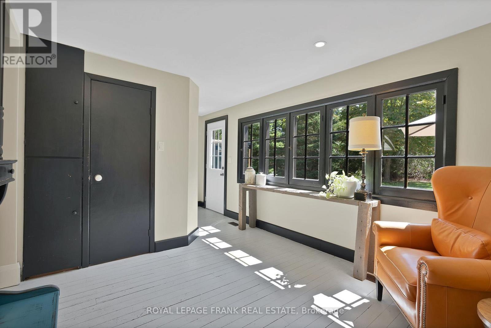 












5 GLENELG STREET E

,
Kawartha Lakes (Lindsay),




Ontario
K9V1Y5

