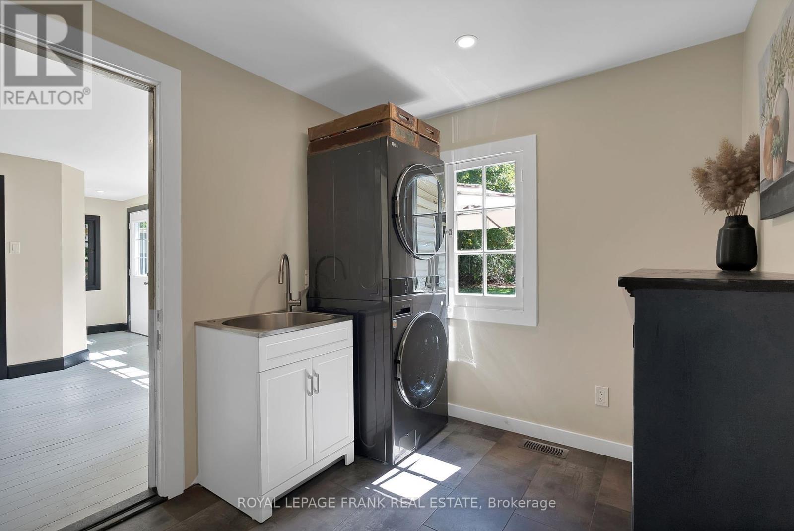 












5 GLENELG STREET E

,
Kawartha Lakes (Lindsay),




Ontario
K9V1Y5

