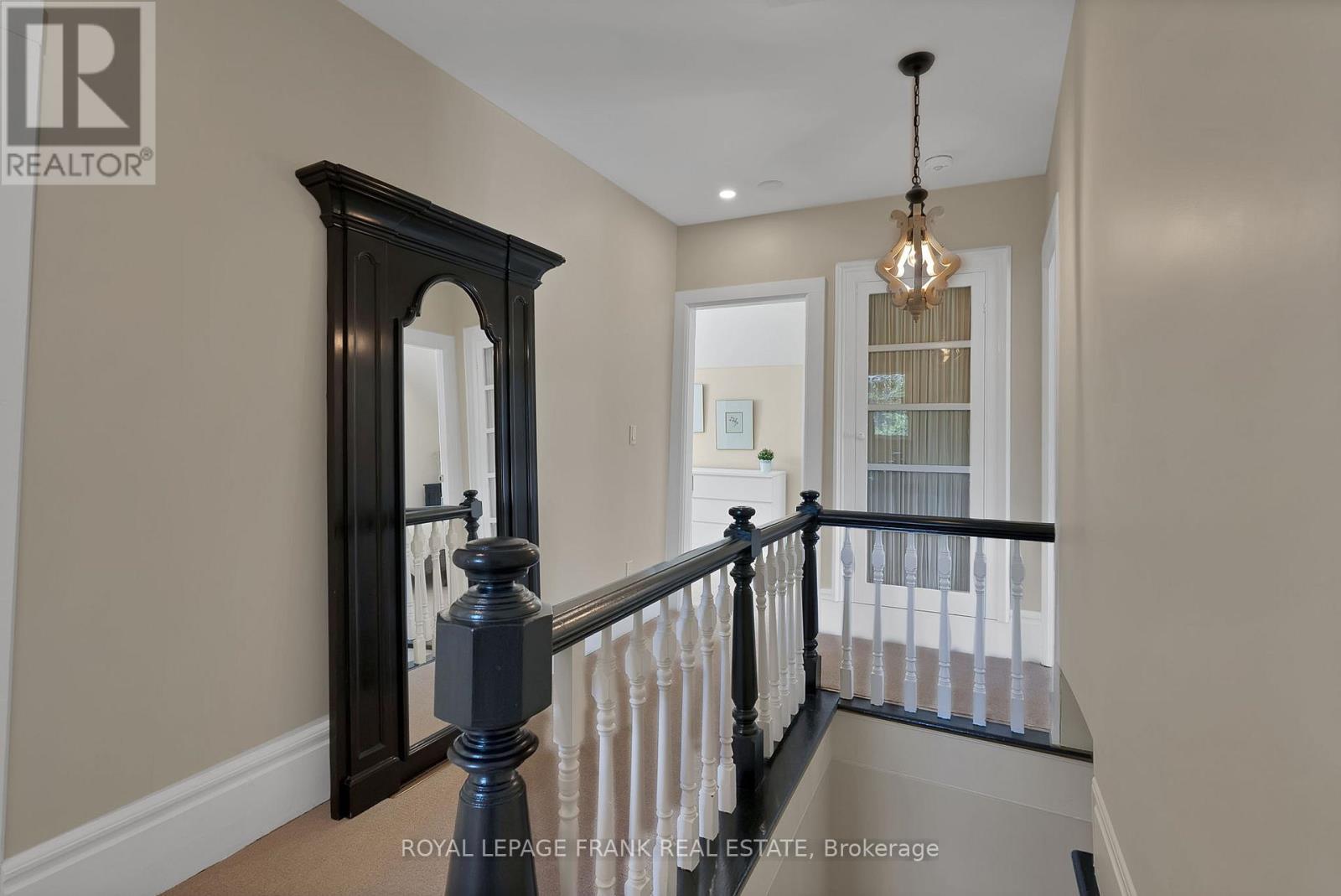 












5 GLENELG STREET E

,
Kawartha Lakes (Lindsay),




Ontario
K9V1Y5

