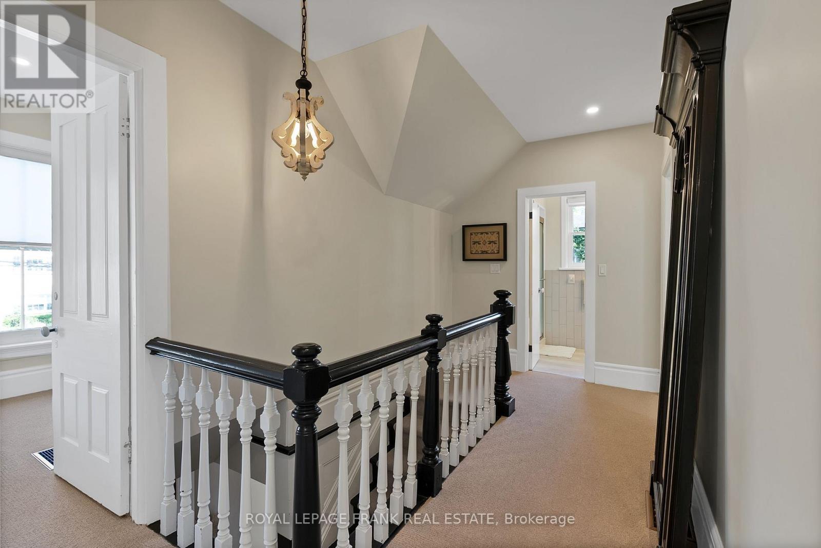 












5 GLENELG STREET E

,
Kawartha Lakes (Lindsay),




Ontario
K9V1Y5

