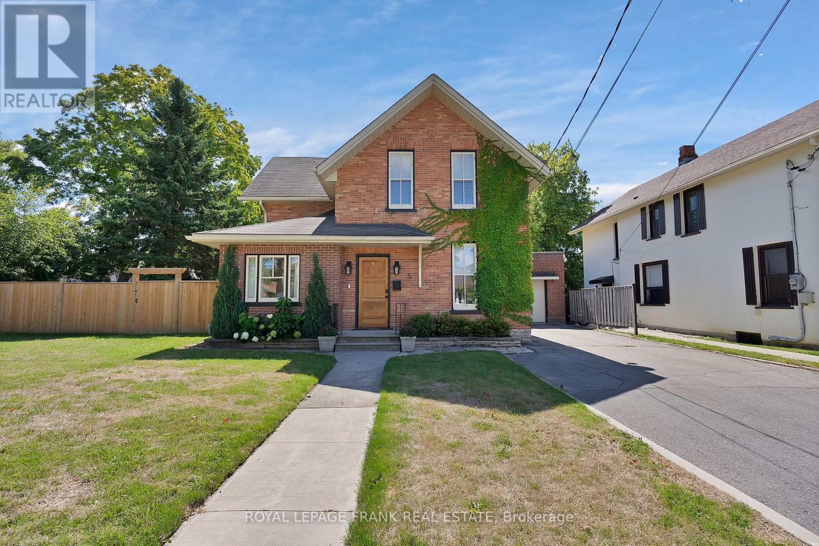 












5 GLENELG STREET E

,
Kawartha Lakes (Lindsay),




Ontario
K9V1Y5

