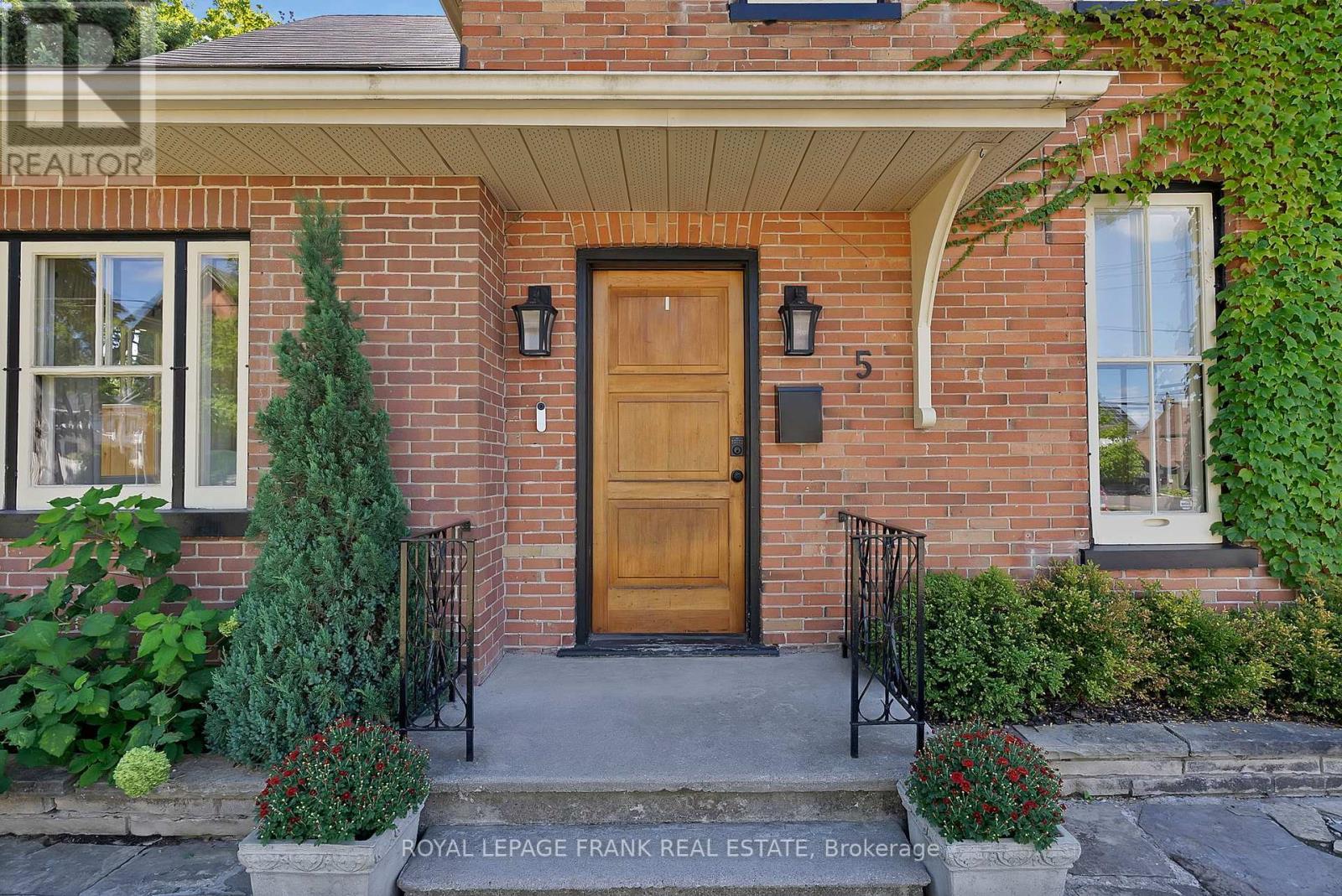 












5 GLENELG STREET E

,
Kawartha Lakes (Lindsay),




Ontario
K9V1Y5

