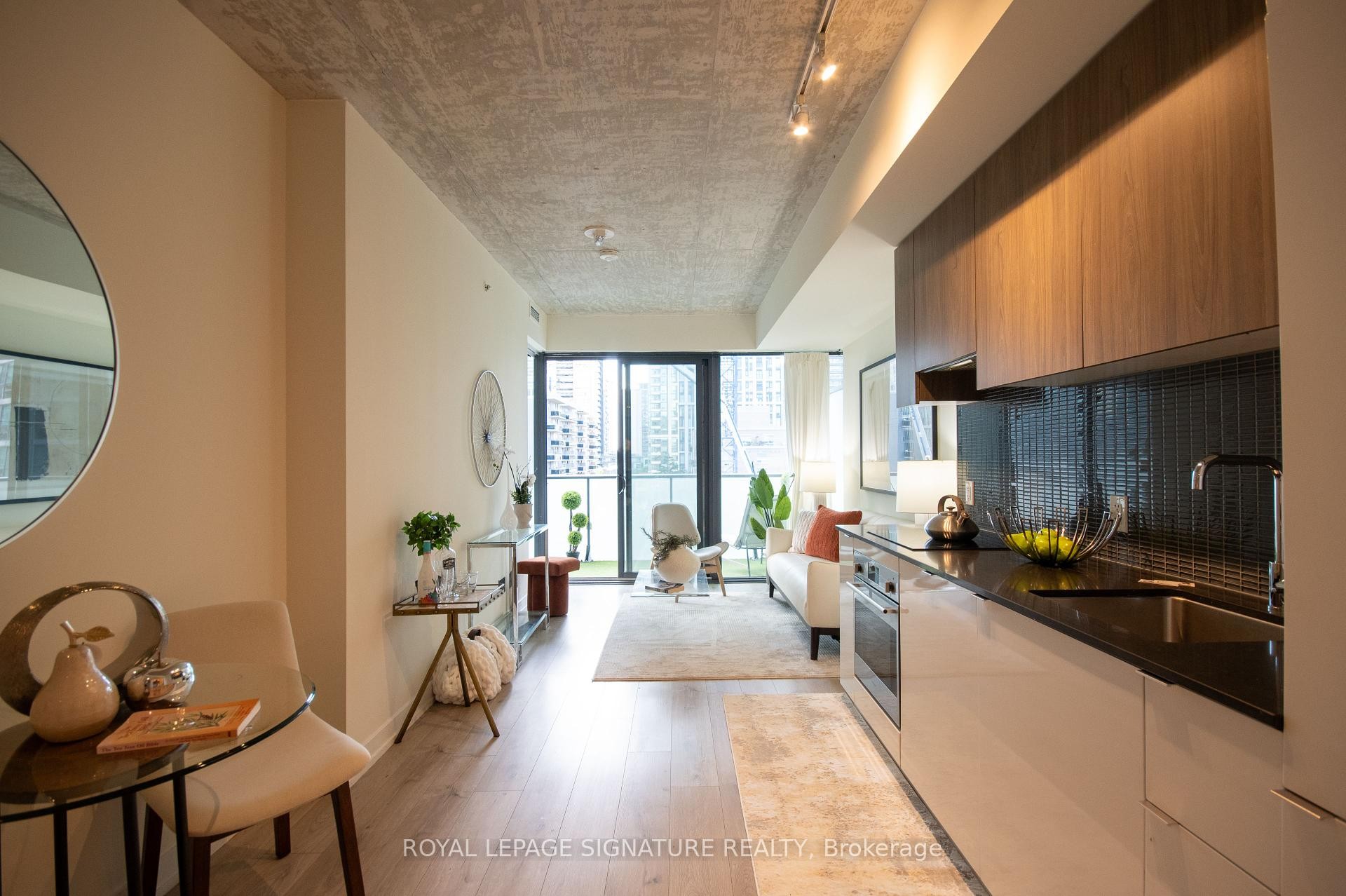 









161


Roehampton

Avenue, 605,
Toronto,




ON
M4P 0C8

