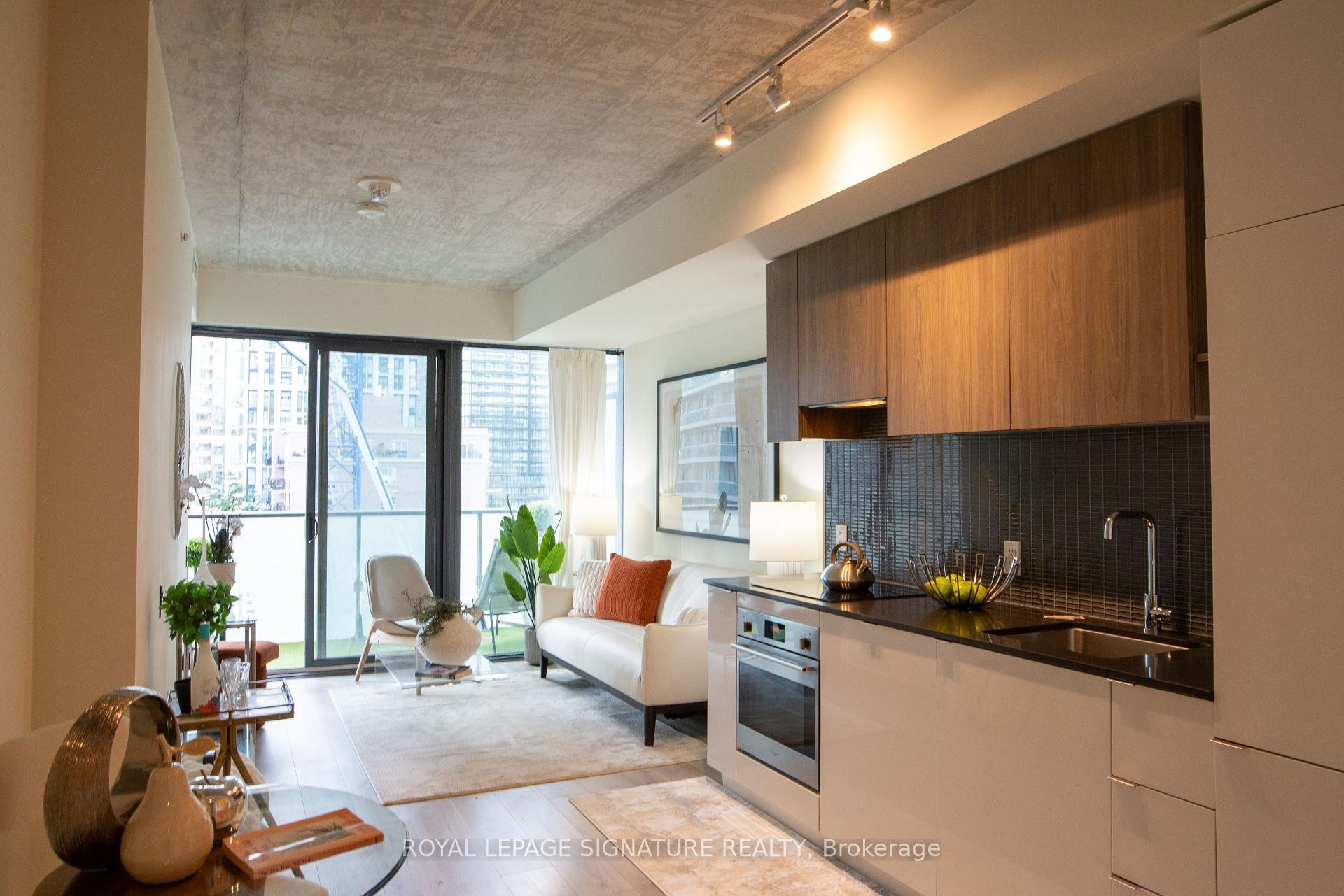 









161


Roehampton

Avenue, 605,
Toronto,




ON
M4P 0C8

