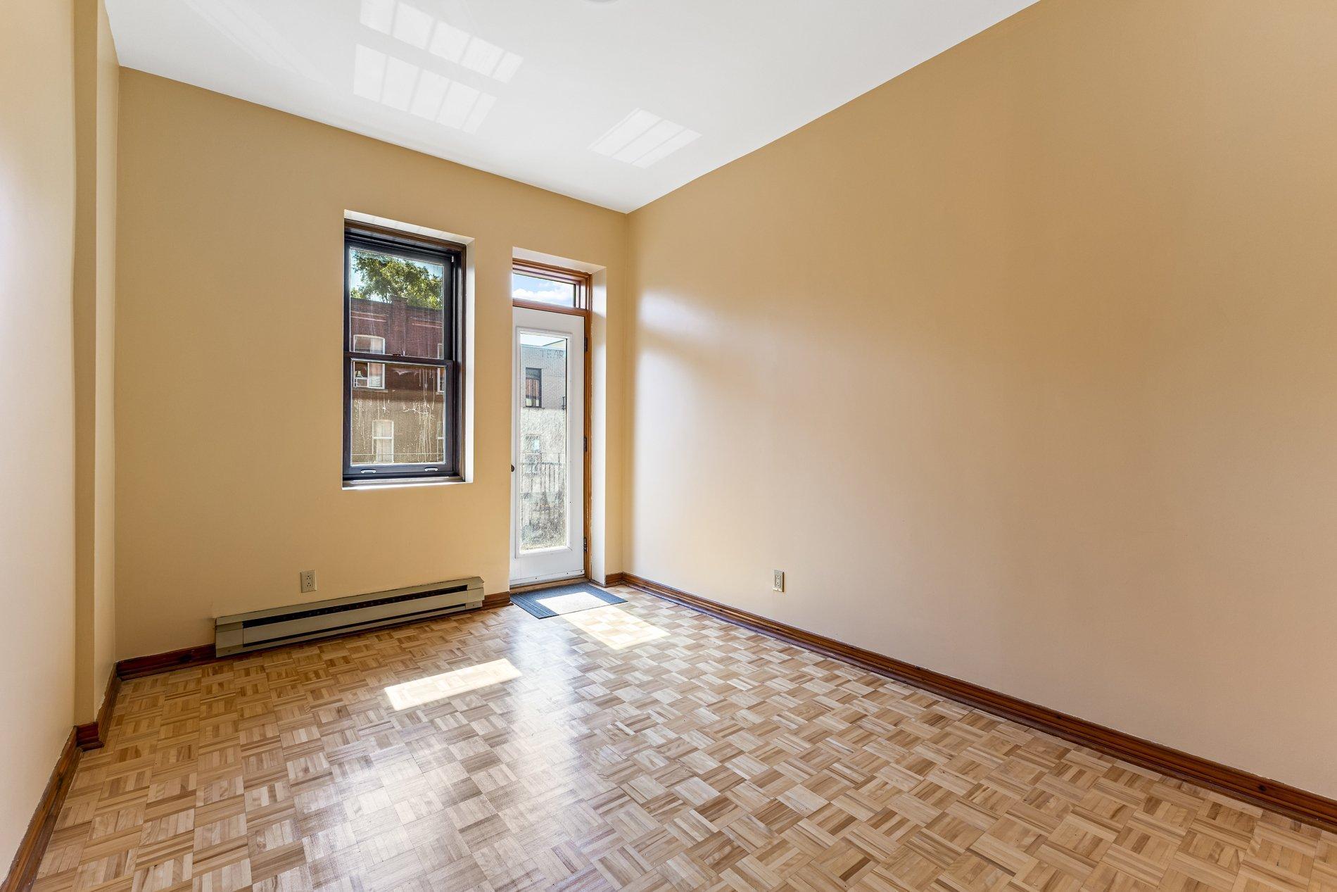 









5804


Av. de l'Esplanade

, 1,
Montréal (Le Plateau-Mont-Royal),




QC
H2T3A3

