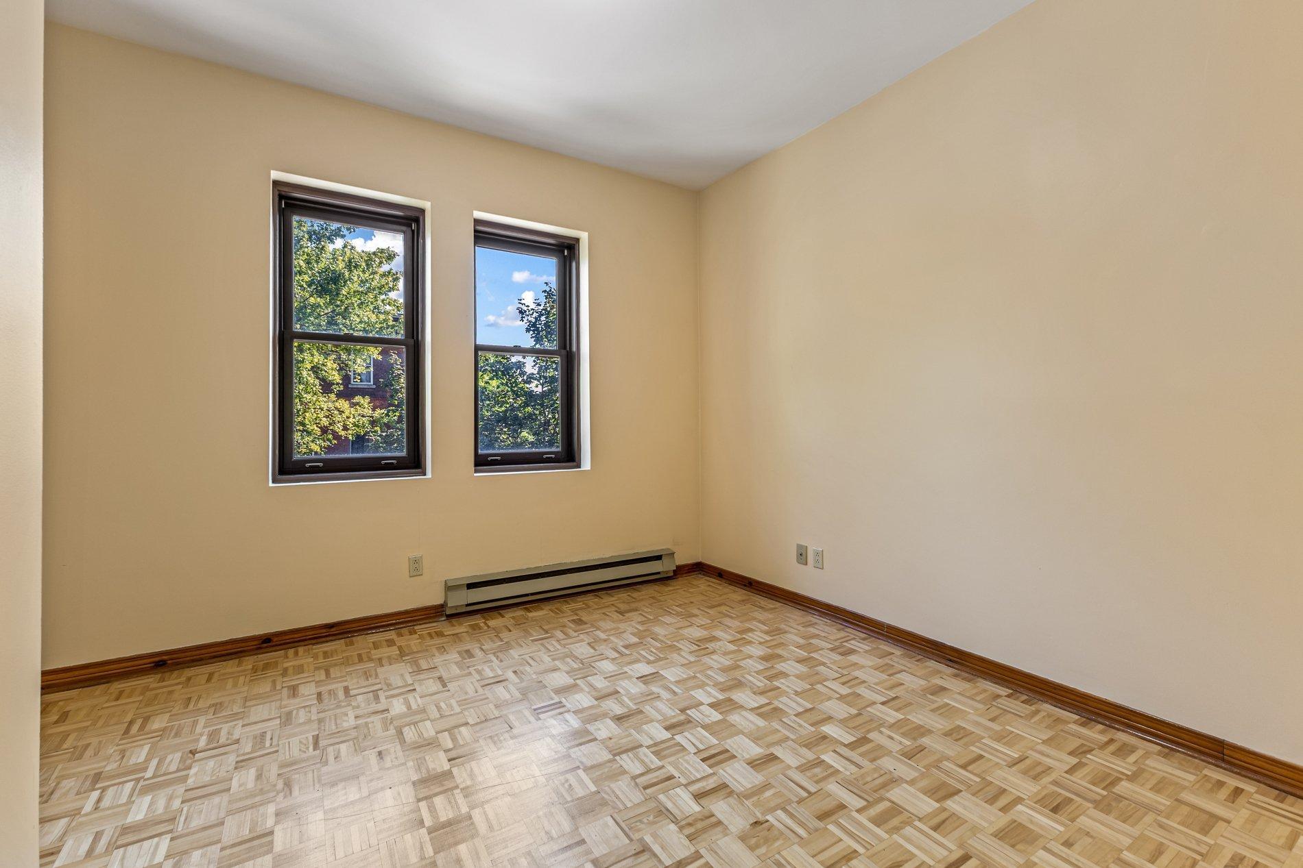 









5804


Av. de l'Esplanade

, 1,
Montréal (Le Plateau-Mont-Royal),




QC
H2T3A3

